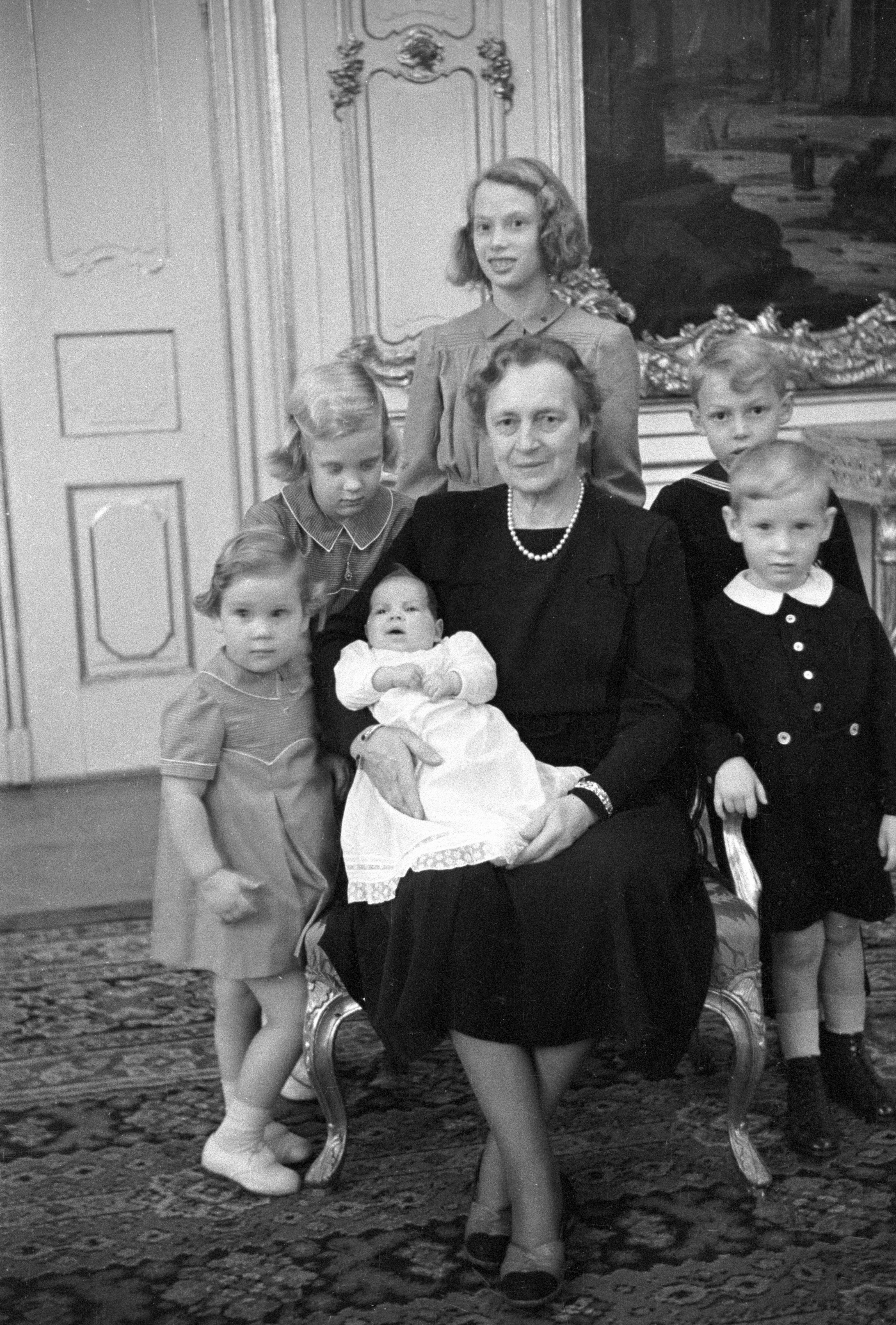 Kong Christian X og Dronning Alexandrine holder julefest på Fredensborg Slot sammen med familien. Her ses Dronning Alexandrine med sine børnebørn Prinsesse Elisabeth, Prins Christian, Prinsesse Benedikte, Prins Ingolf, Prinsesse Margrethe og Prinsesse Anne-Marie.