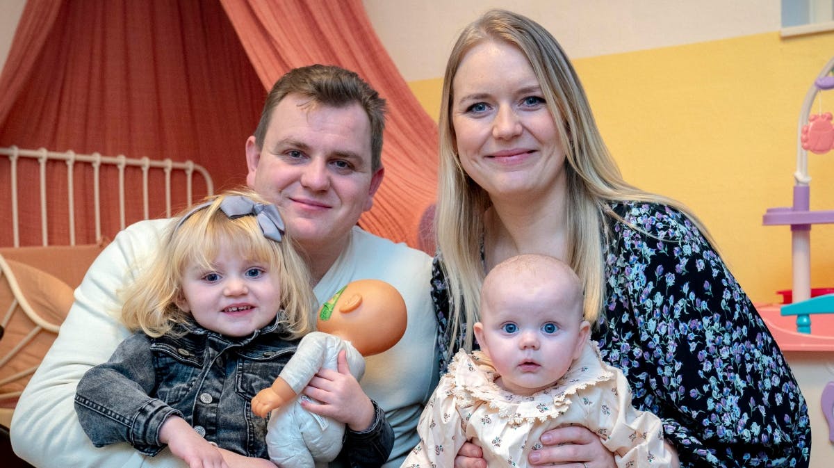 Nikolaj og Maria sammen med døtrene Solvej og Mathilde. 