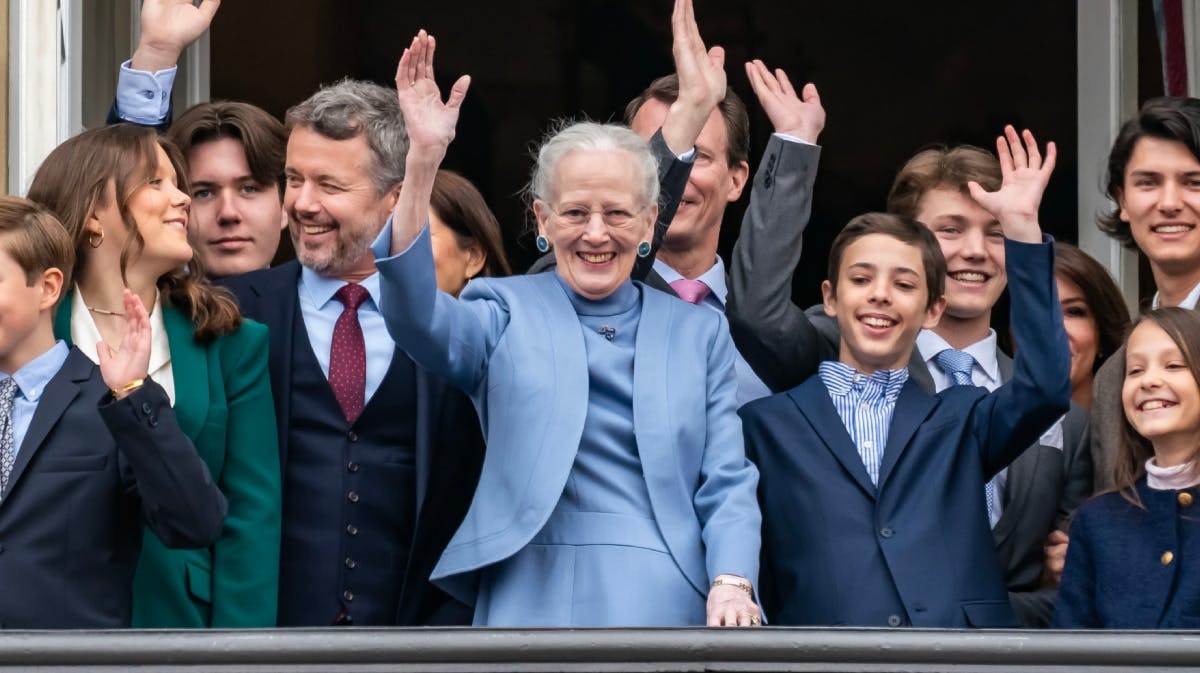 Dronning Margrethe omgivet af familien. 