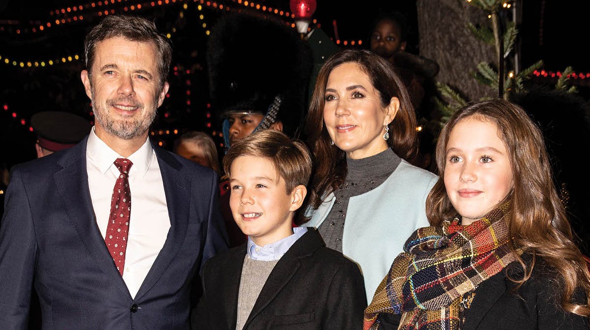 Kronprinsparret med to af deres fire børn.