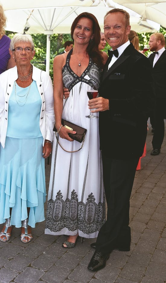 Jens Werner med fruen Anette og sin mor Eva.