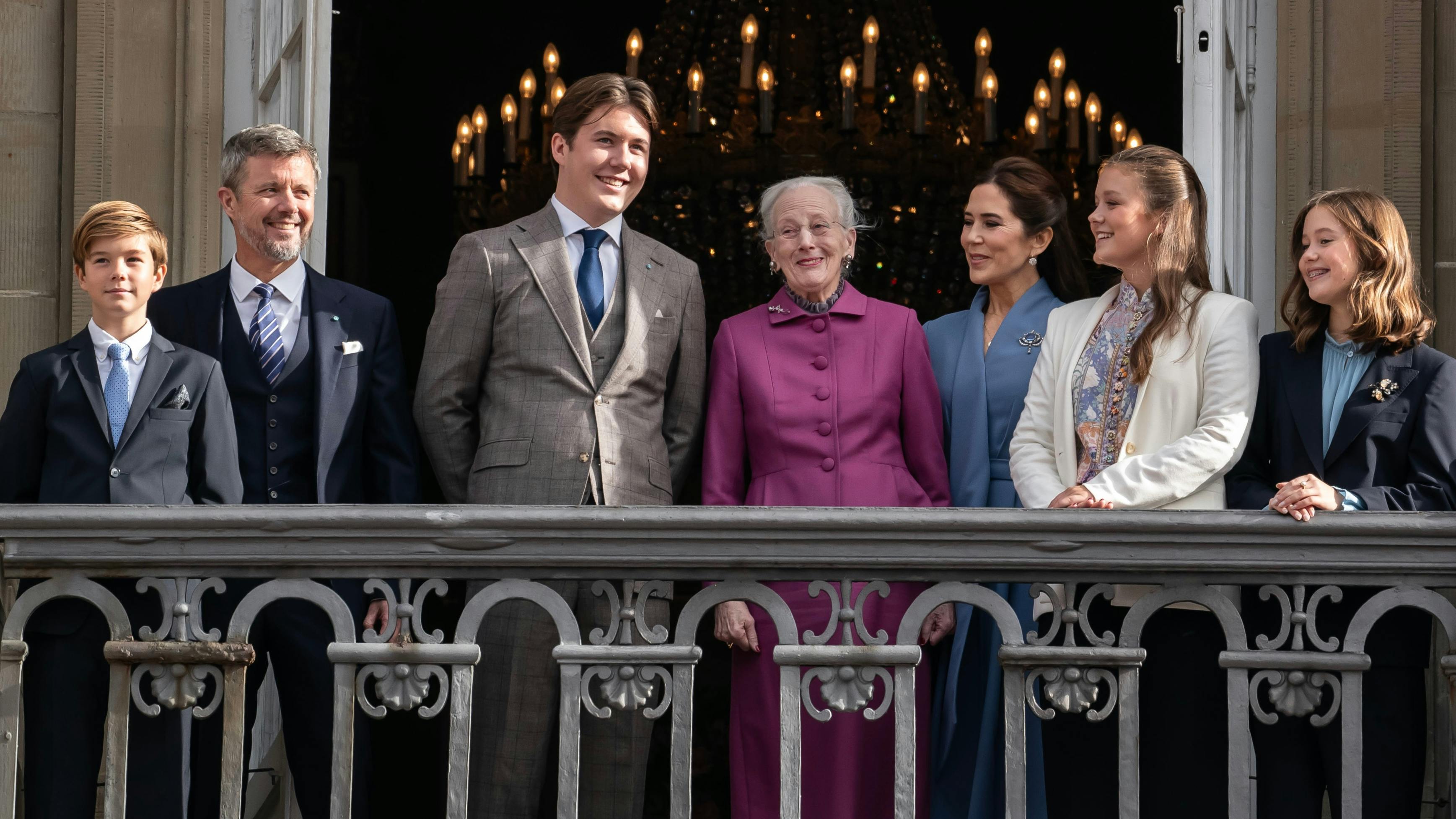 Arkivfoto: Dronningen og kronprinsfamilien på balkonen på Amalienborg i anledning af prins Christians 18-års fødselsdag.
