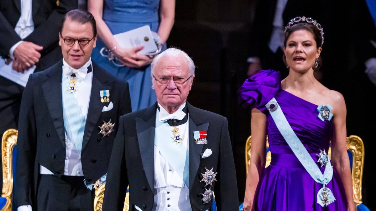 Kong Carl Gustaf med prins Daniel og kronprinsesse Victoria ved årets nobelprisfejring.&nbsp;