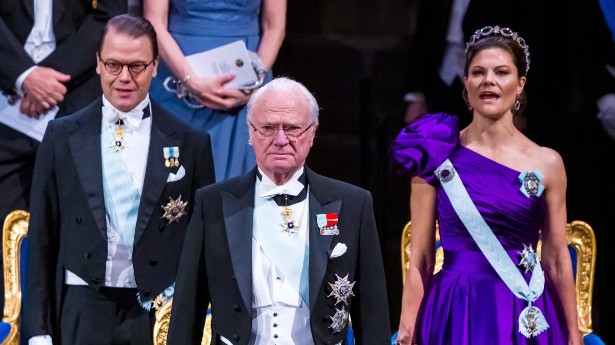 Kong Carl Gustaf med prins Daniel og kronprinsesse Victoria ved årets nobelprisfejring. 