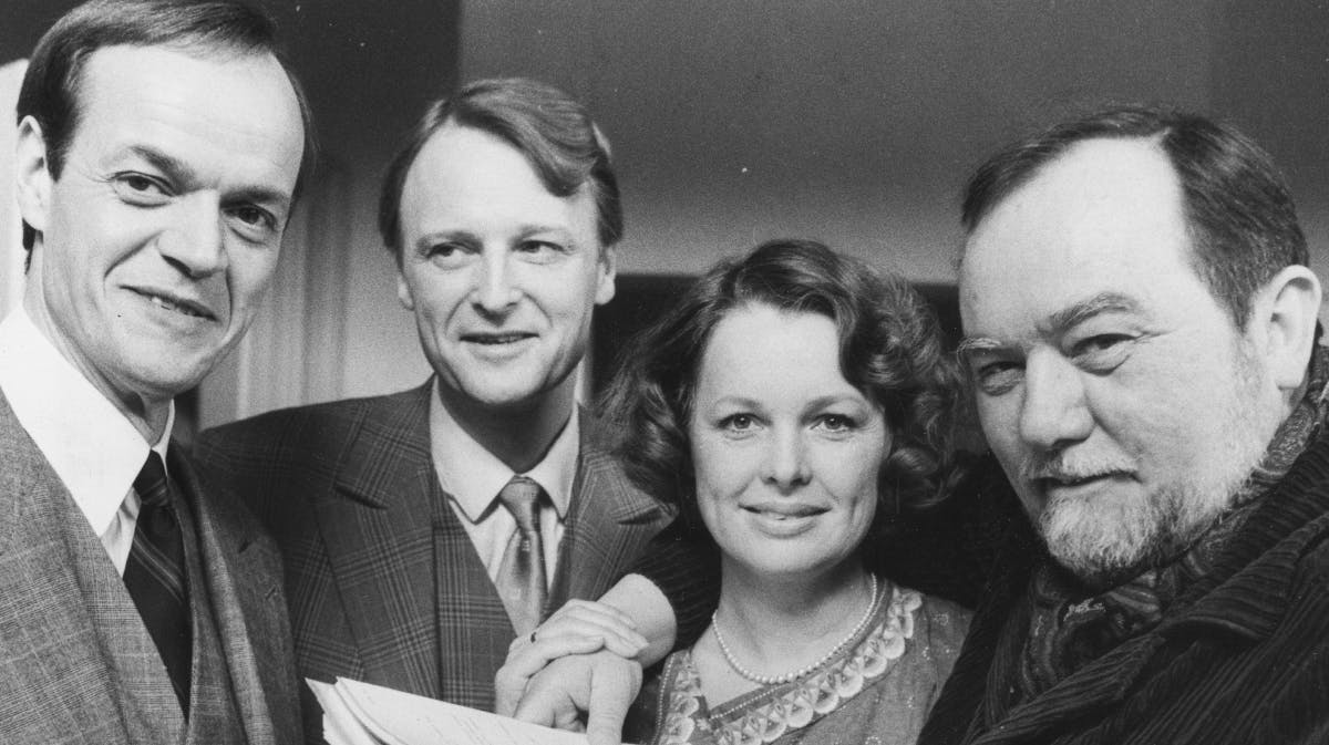 Erik Balling (th.) med "Matador"-skuespillerne Ghita Nørby, Jørgen Buckhøj og Bent Mejding. 