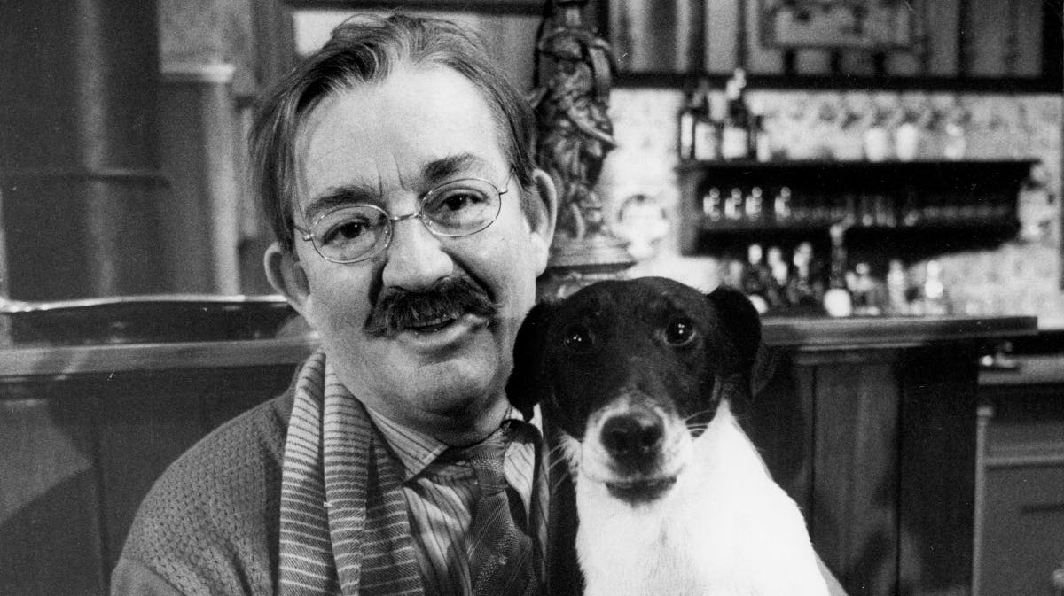 Buster Larsen som grisehandleren Oluf Larsen i "Matator". Naturligvis med hunden Kvik. 