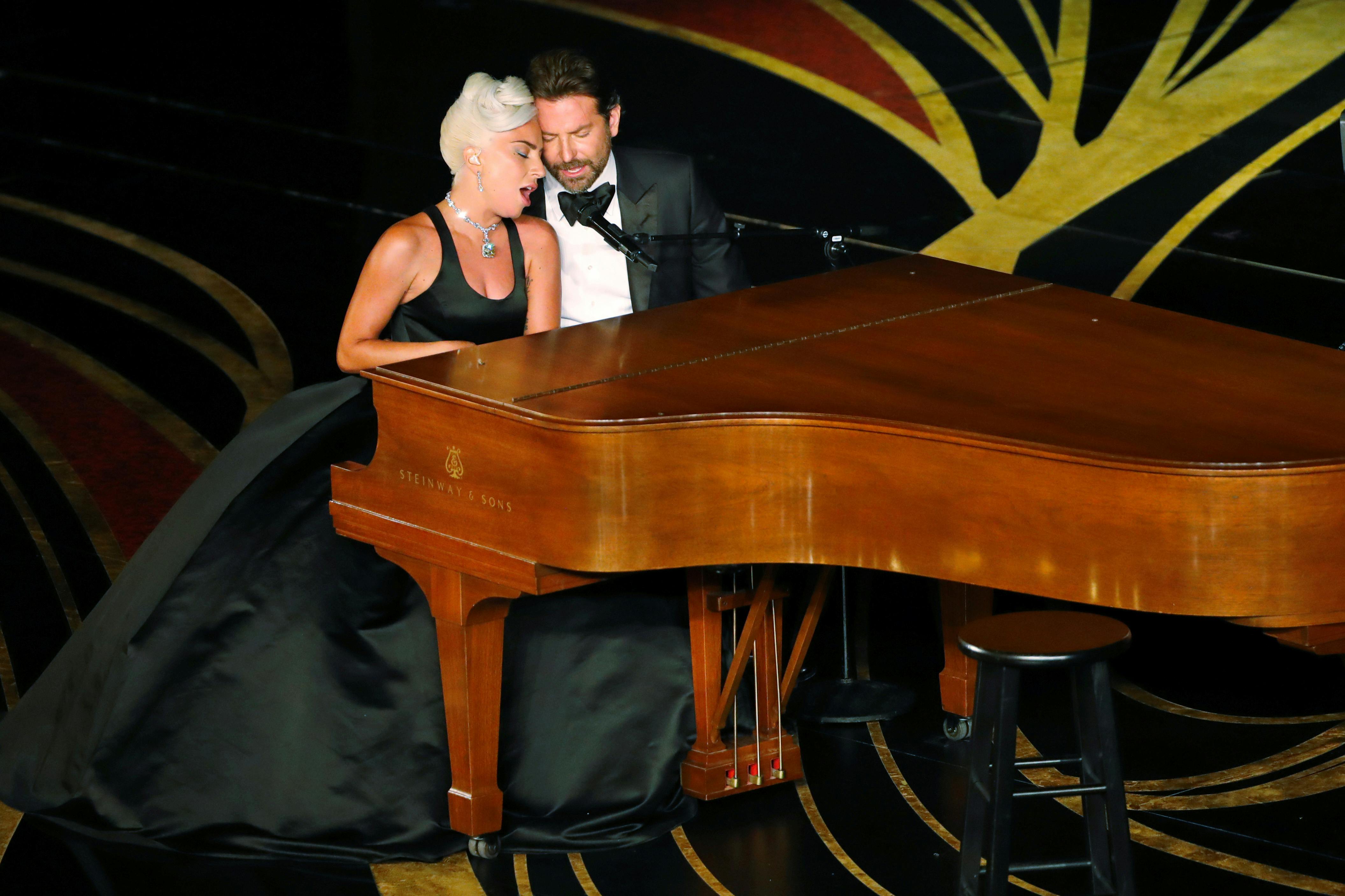 Lady Gaga og Bradley Cooper synger "Shallow" fra "A Star Is Born."
