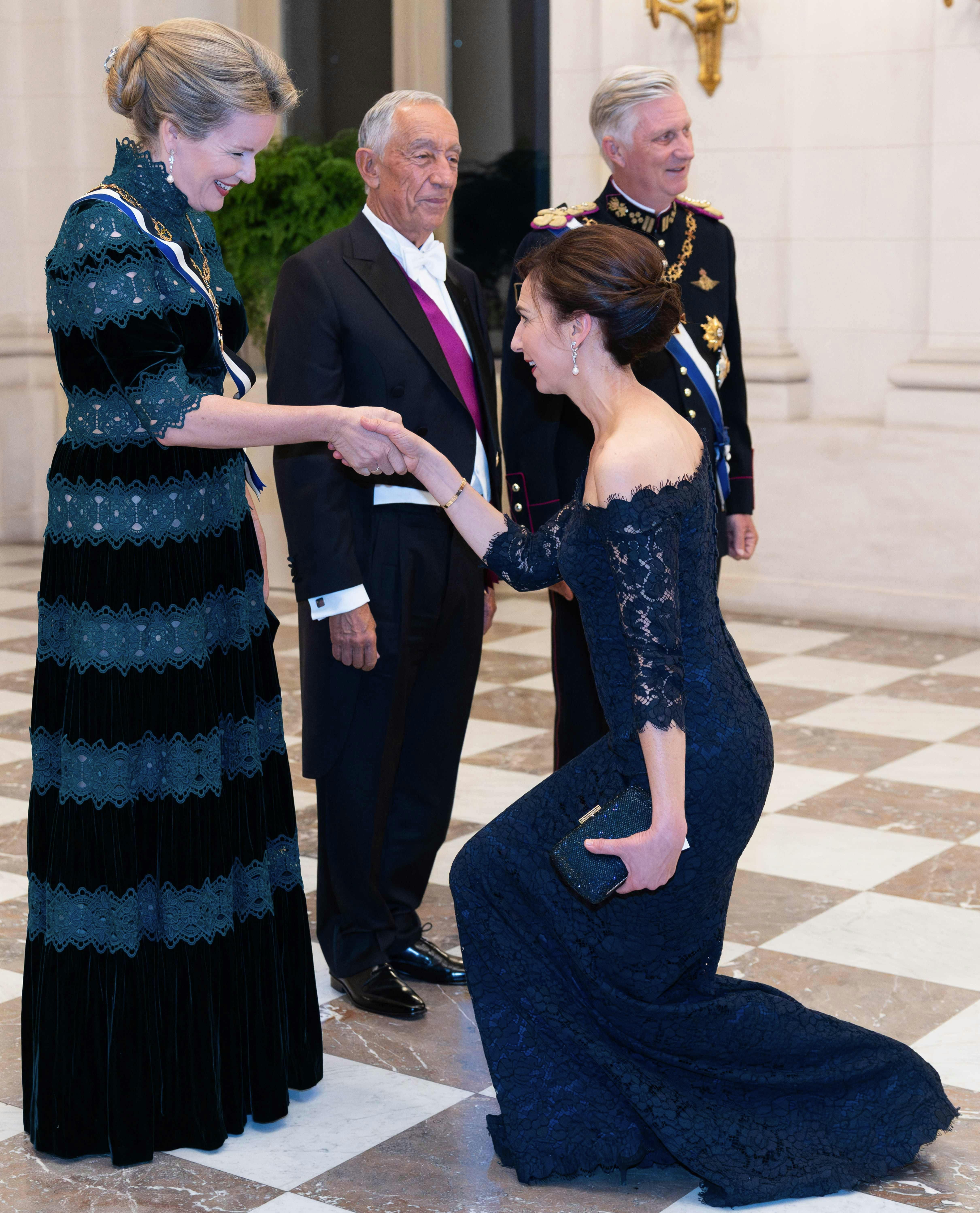 Dronning Mathilde i den grønne velourkjole under statsbanket i Bruxelles. 