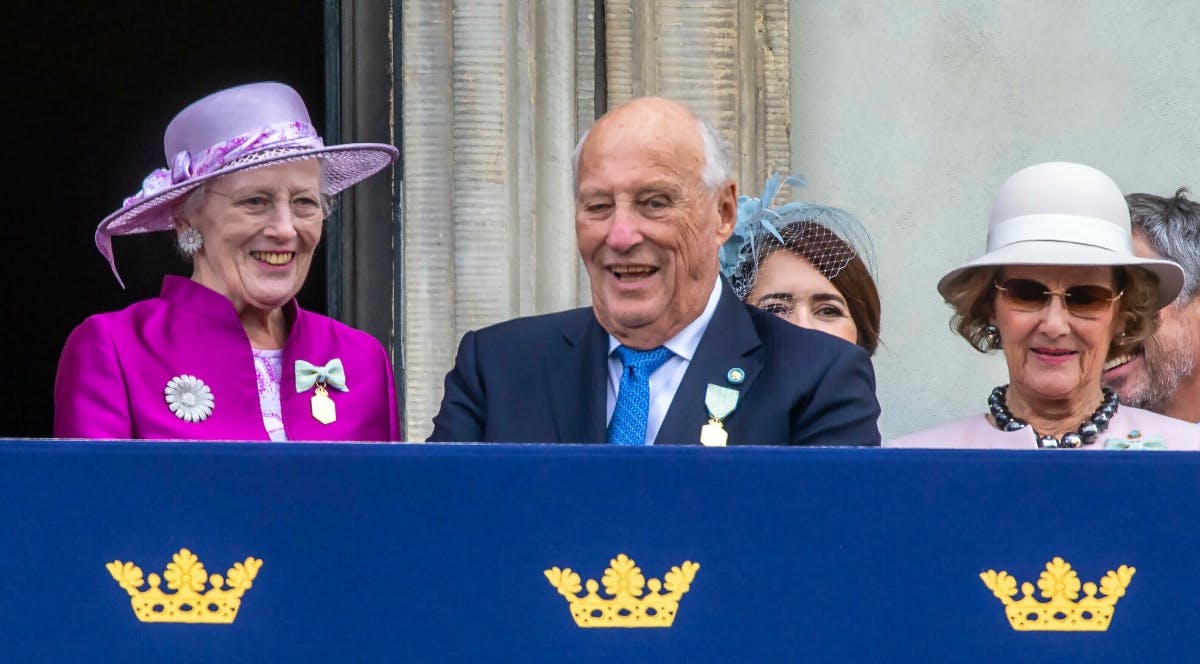 Dronningen sammen med kong Harald og dronning Sonja ved kong Carl Gustafs jubilæumsfejring i september i Stockholm.