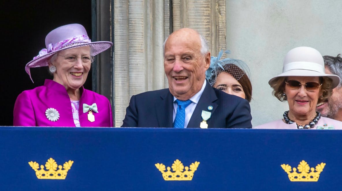 Dronningen sammen med kong Harald og dronning Sonja ved kong Carl Gustafs jubilæumsfejring i september i Stockholm.