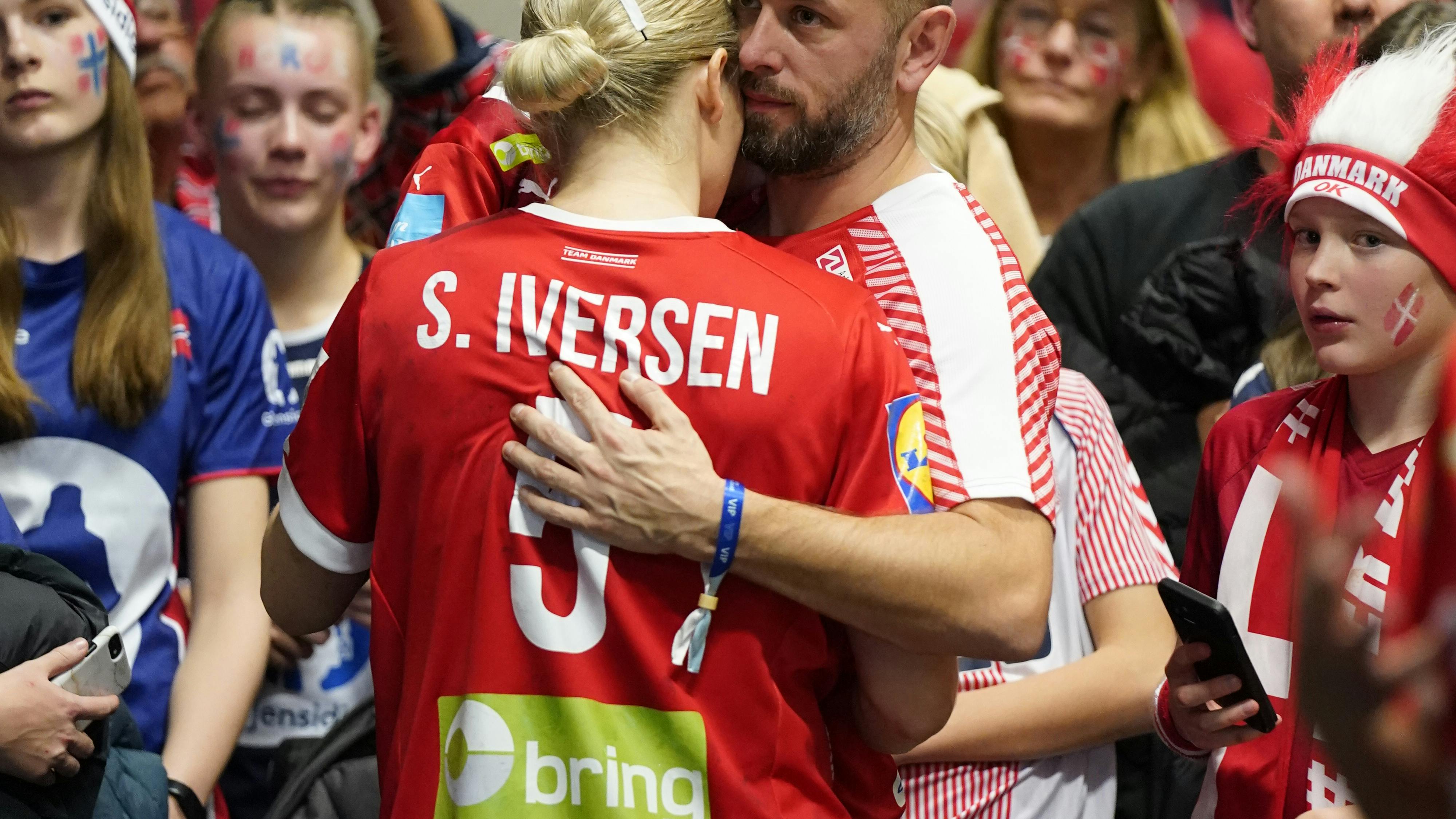 Blev trøstet efter nederlag: To vigtige drenge ventede i kulissen på Blev trøstet efter nederlag: To vigtige drenge ventede i kulissen på