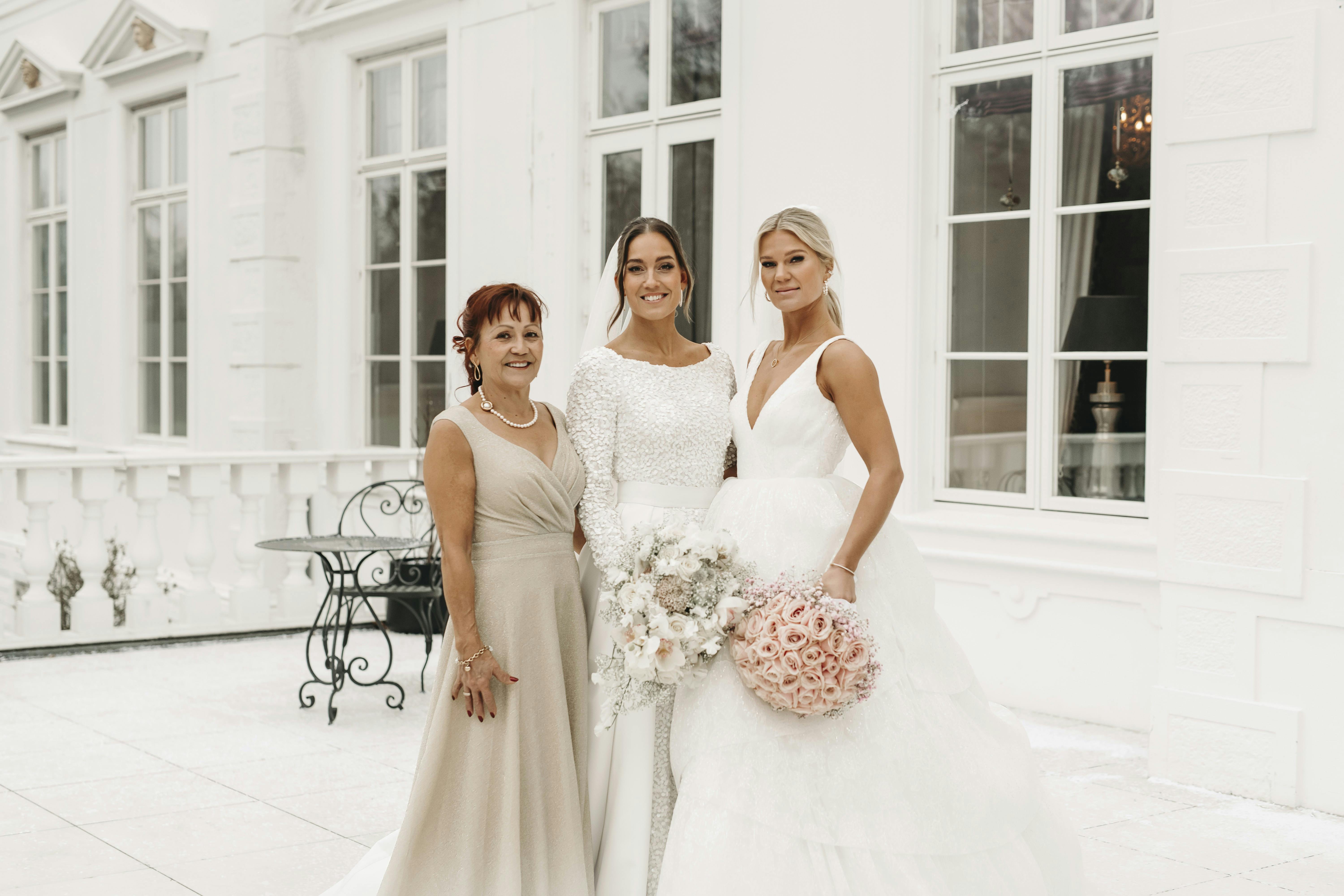 31-årige Cathrine Laudrup-Dufour blev fulgt op ad gulvet af sin mor, Mona Dufour.