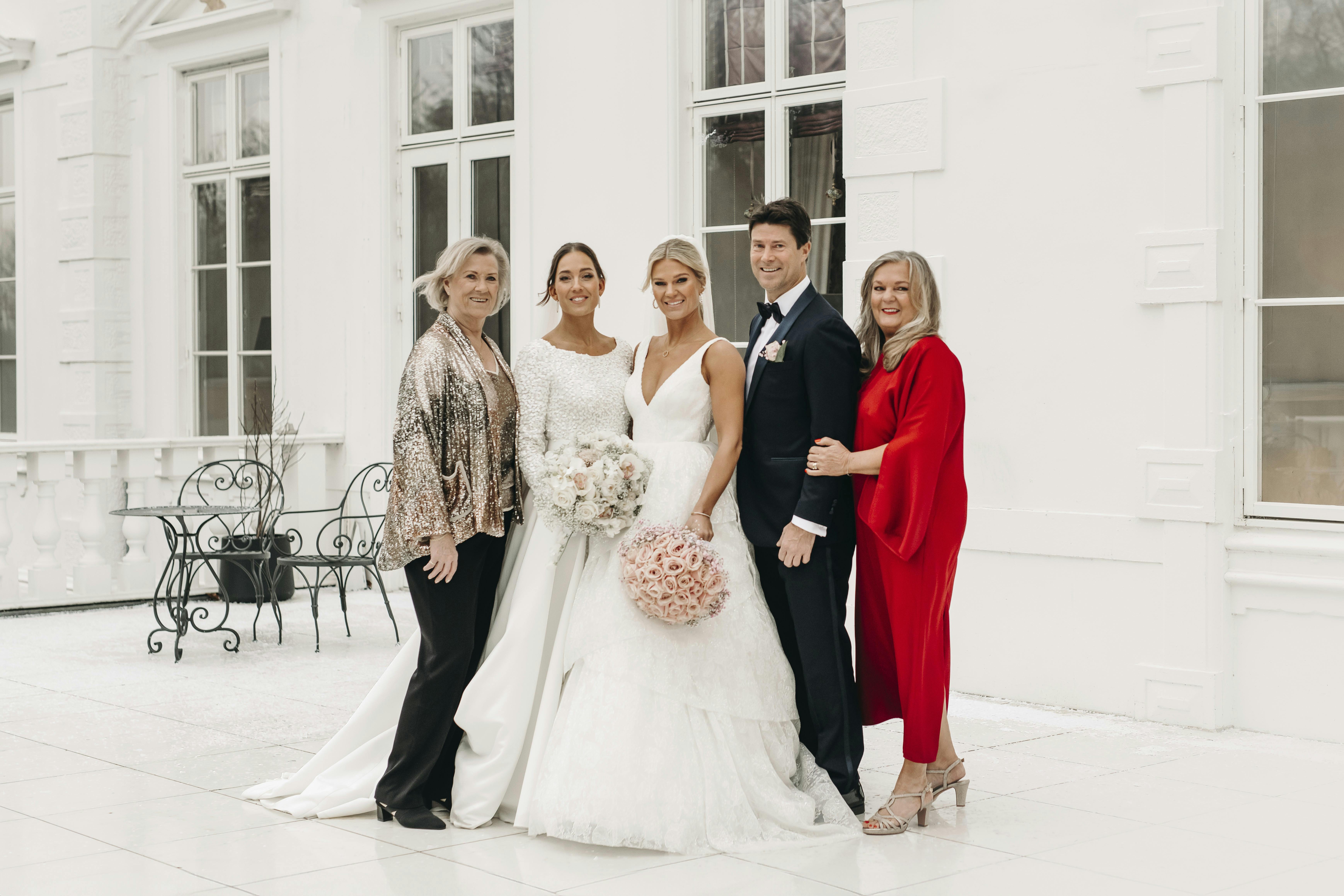 Rasmine og Cathrine Laudrup-Dufour var omgivet af Rasmines farmor, Lone Laudrup, samt Brian og Mette Laudrup.