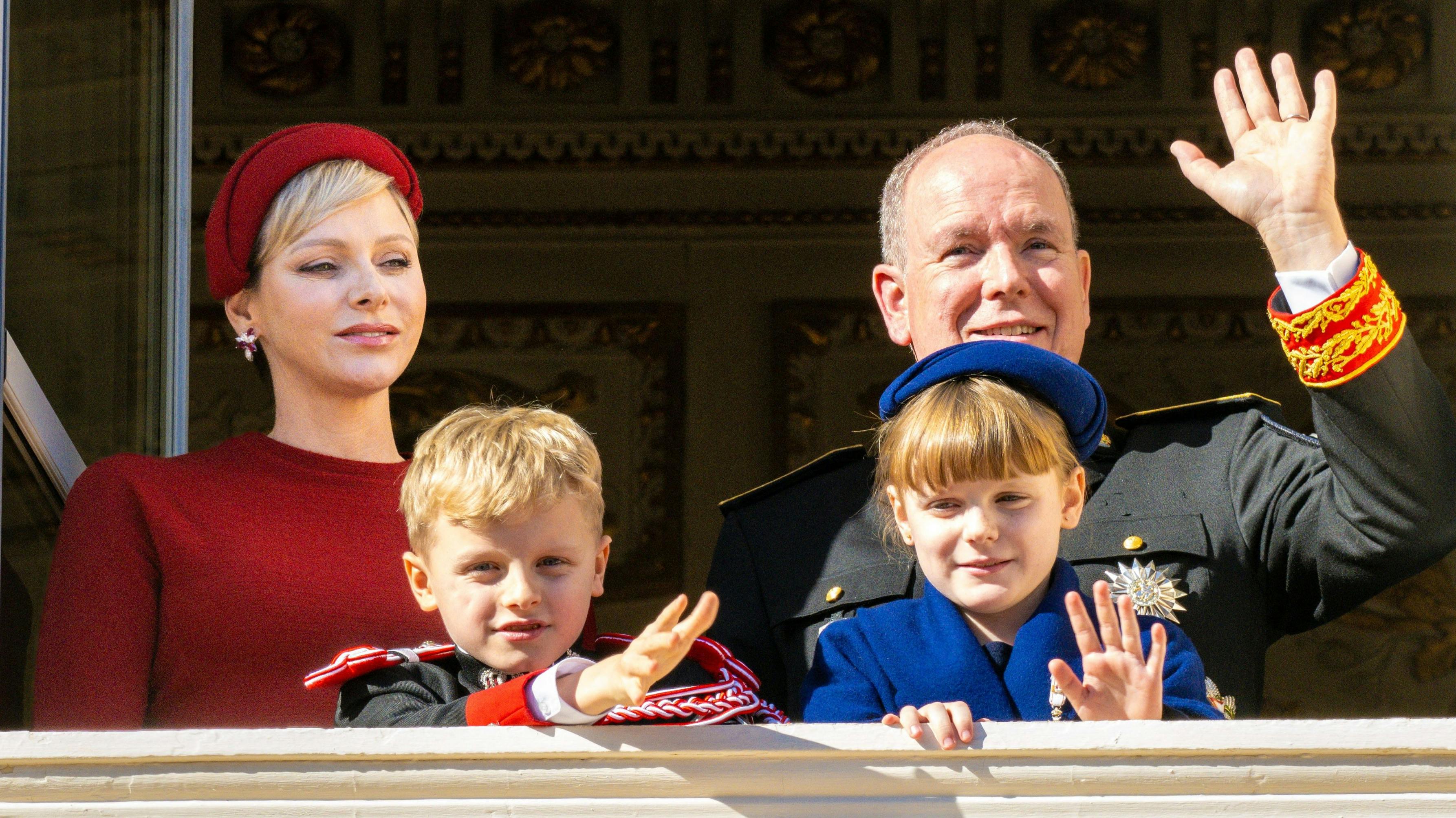 Fyrst Albert og fyrstinde Charlene med prins Jacques og prinsesse Gabriella.