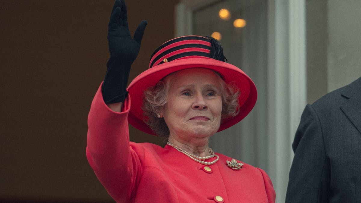 Imelda Staunton spiller dronning Elizabeth i "The Crown".