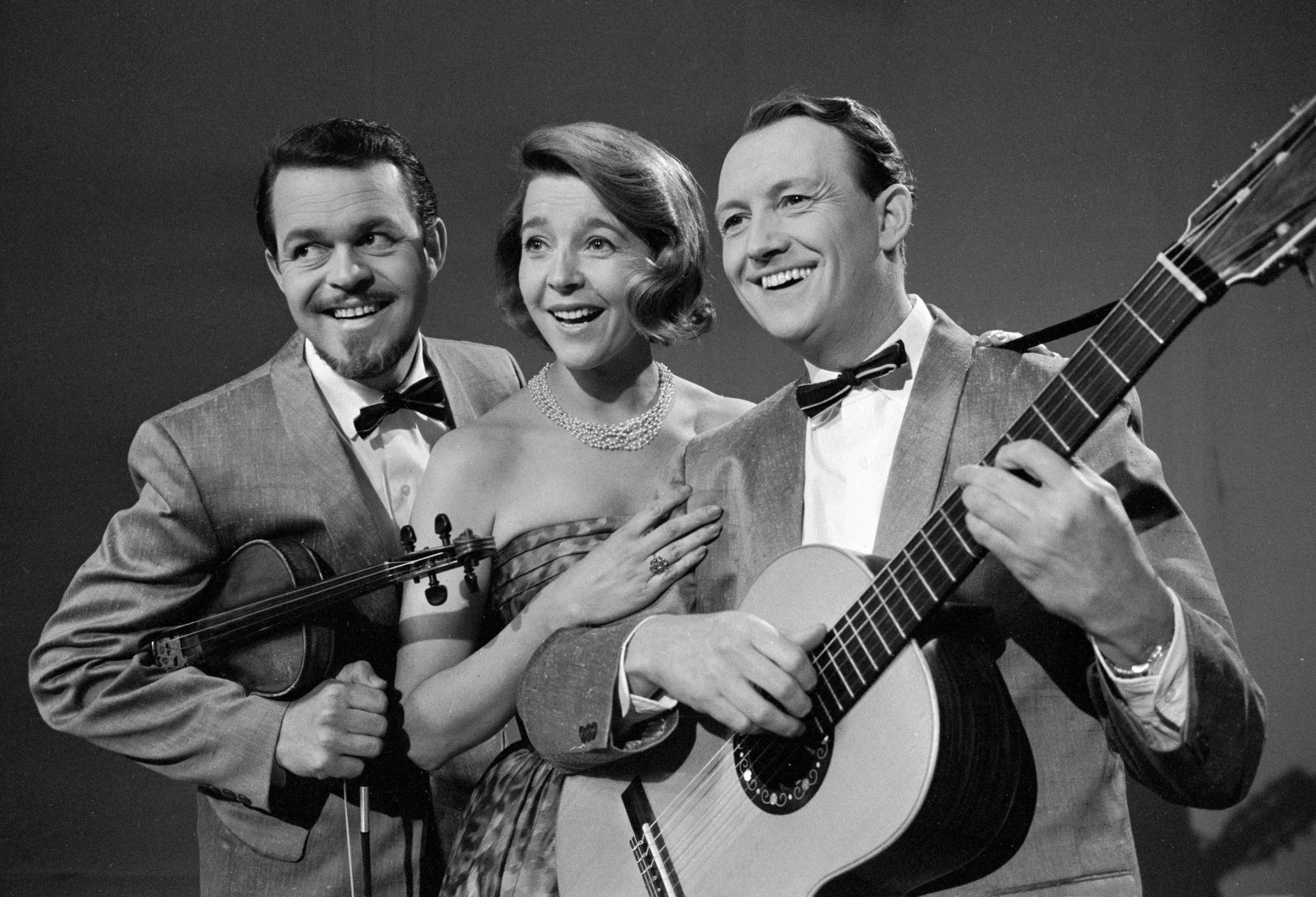 Svend Asmussen, Alice Babs Nilson og Ulrik Neumann (Swe-Danes) i Tivoli i København.; The Scandinavian entertainer trio , Swe-Danes trio in Tivoli. Here posing Danish violinist Svend Asmussen and Swedish guitar player Ulrik Neumann and the Swedish singer Alice Babs. The group existed 1959-1961.;