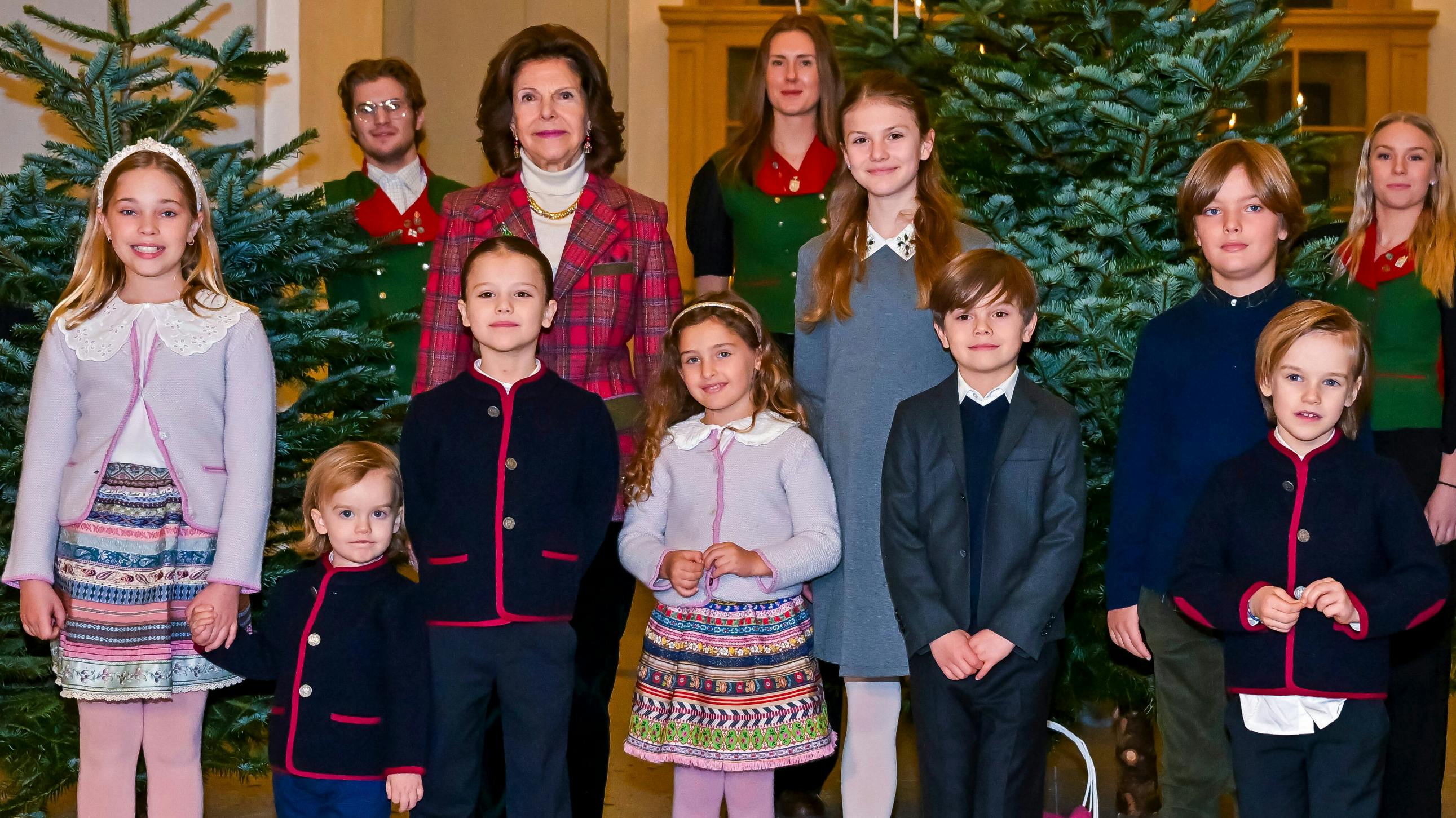 Dronning Silvia med alle sine otte børnebørn. 