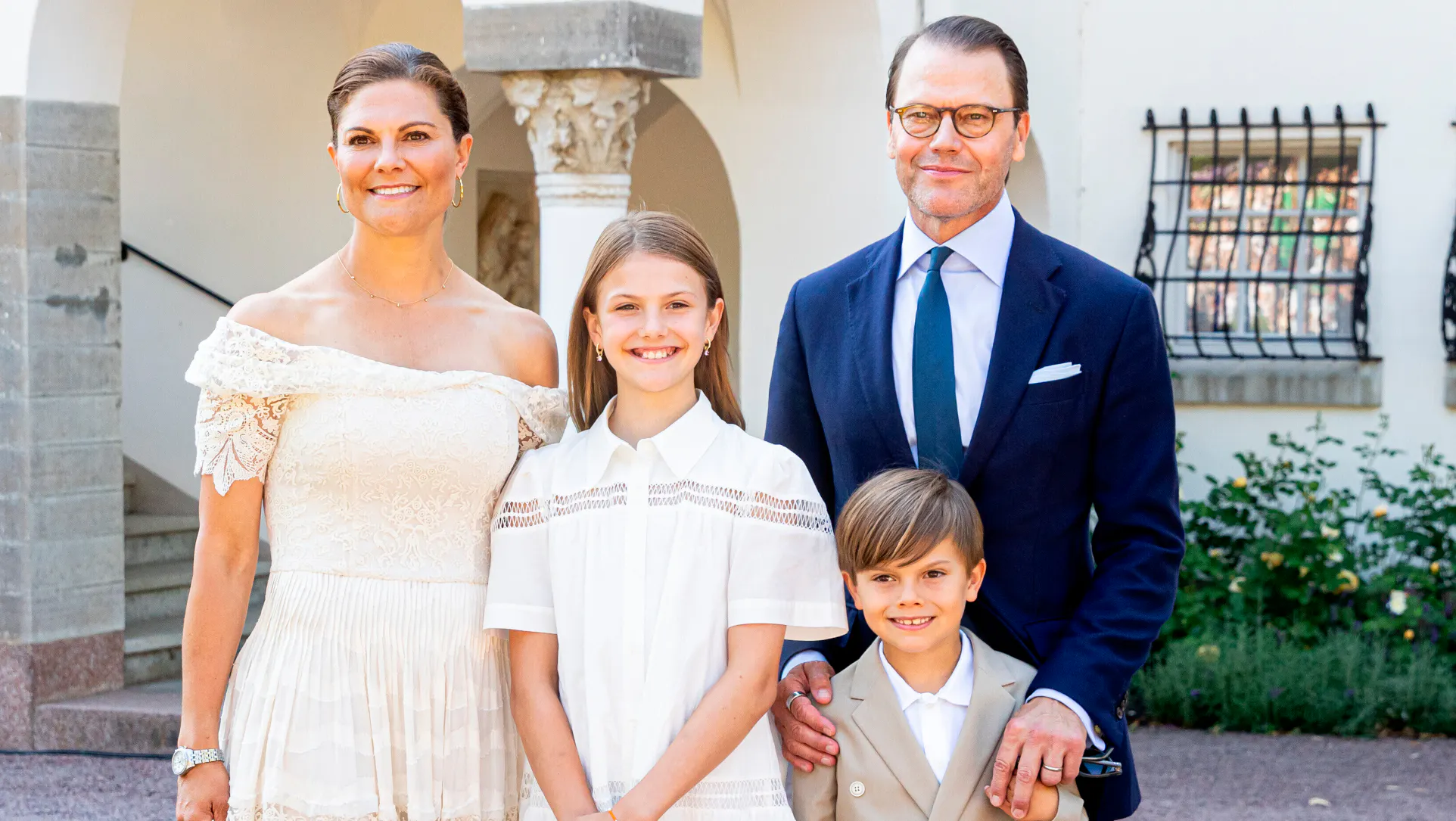 Se det søde familieportræt: Prinsesse Estelle og prins Oscar sender ...