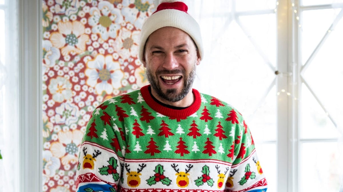 Afsløret på skærmen: Simon Stenspil deler skør juletradition med sin ...