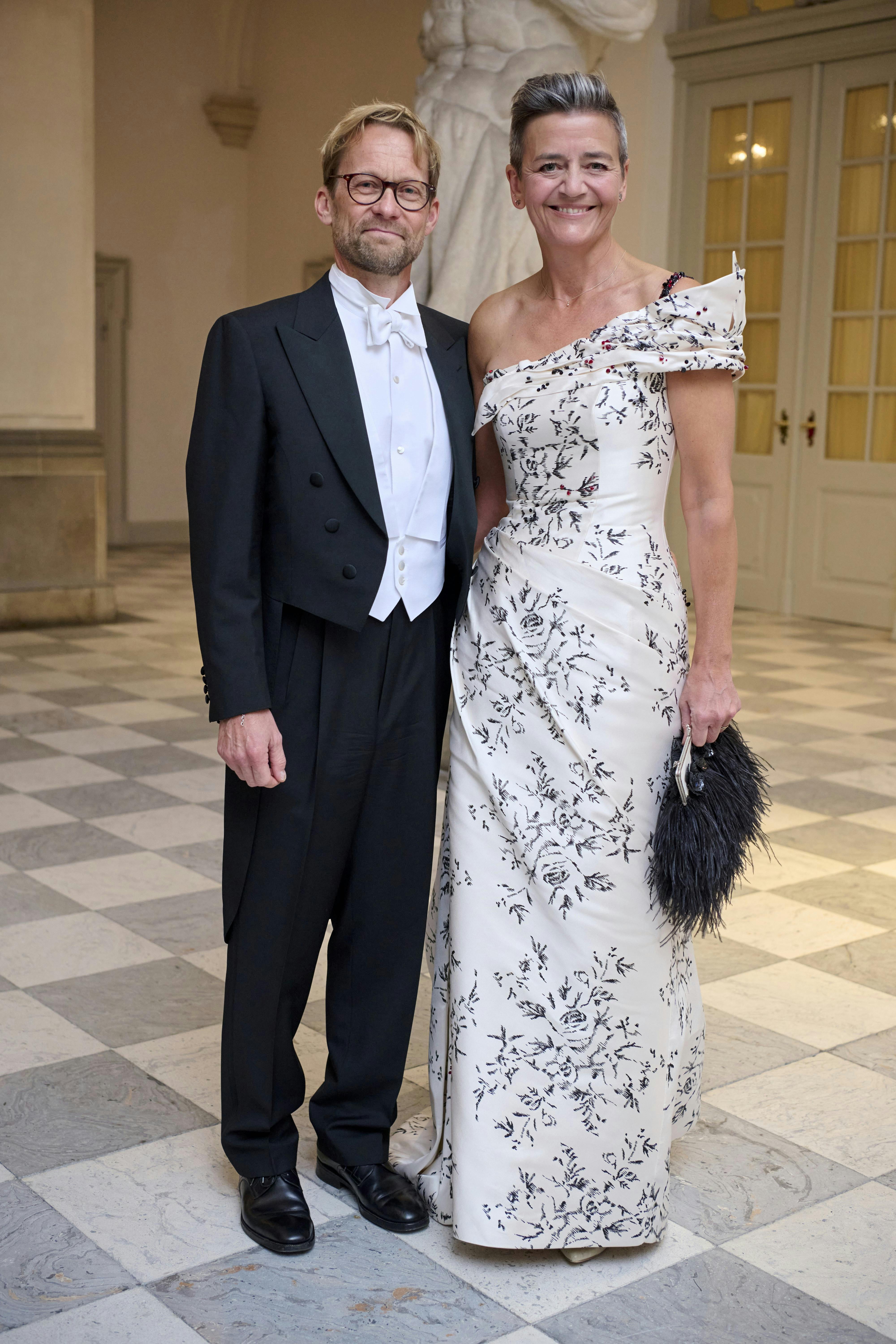 Opgavebeskrivelse: H.K.H. Kronprinsen og H.K.H. Kronprinsessen er værter ved aftenselskab for regeringen, Folketinget og Europa-Parlamentets danske medlemmer med flere. Sted: Christiansborg Slot, KøbenhavnFotograf: Lars H.LaursenJournalist: Laura Dalgård Hansen,Ulrik Ulriksen og Jan KörnerOptagelsedato: 2022.09.23 Kronprins Frederik og Kronprinsesse Mary er værter.