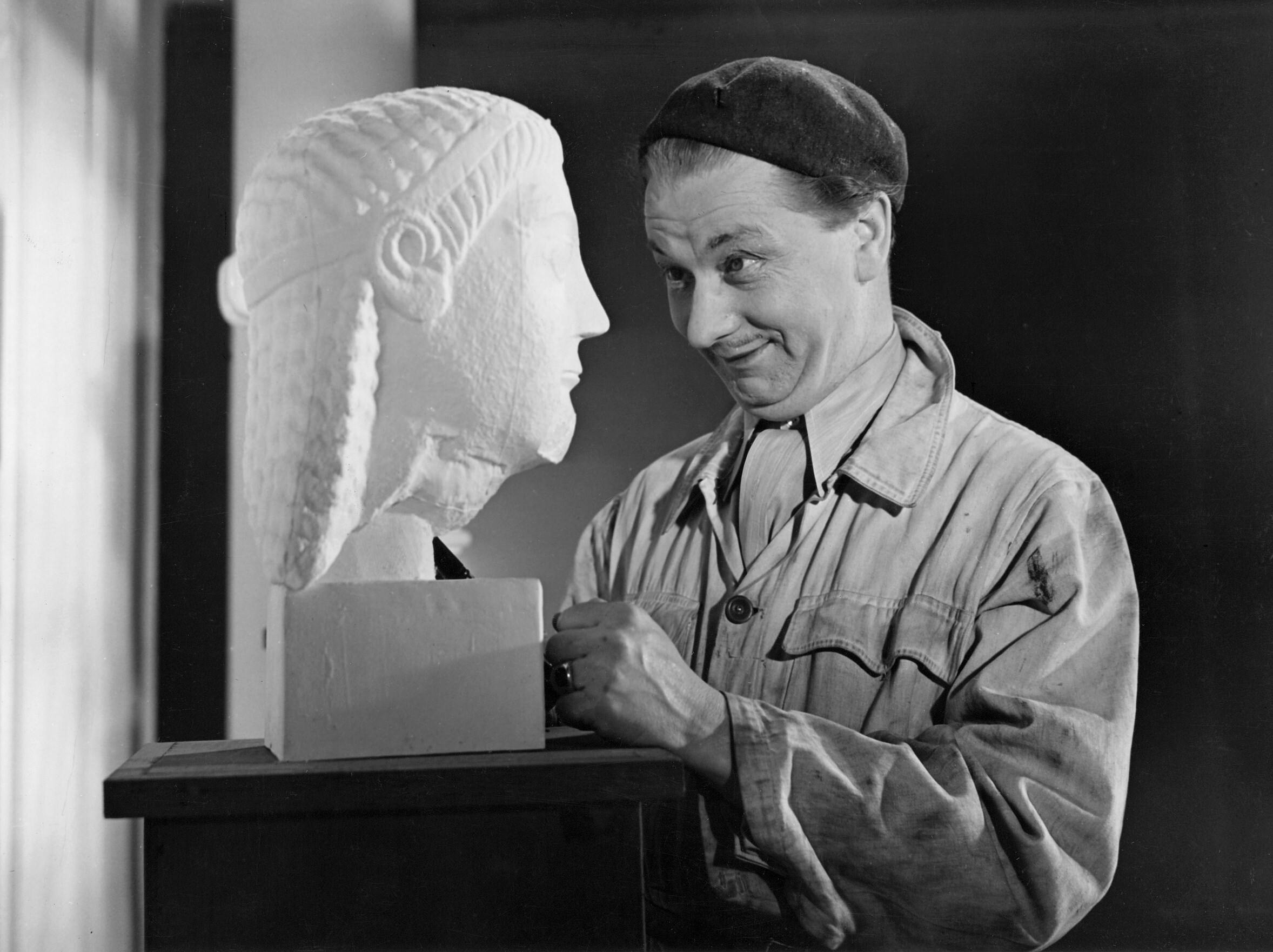 Komikeren Christian Arhoff (1893 - 1973) snakker med en skulptur i filmen "Ballade i Nyhavn".