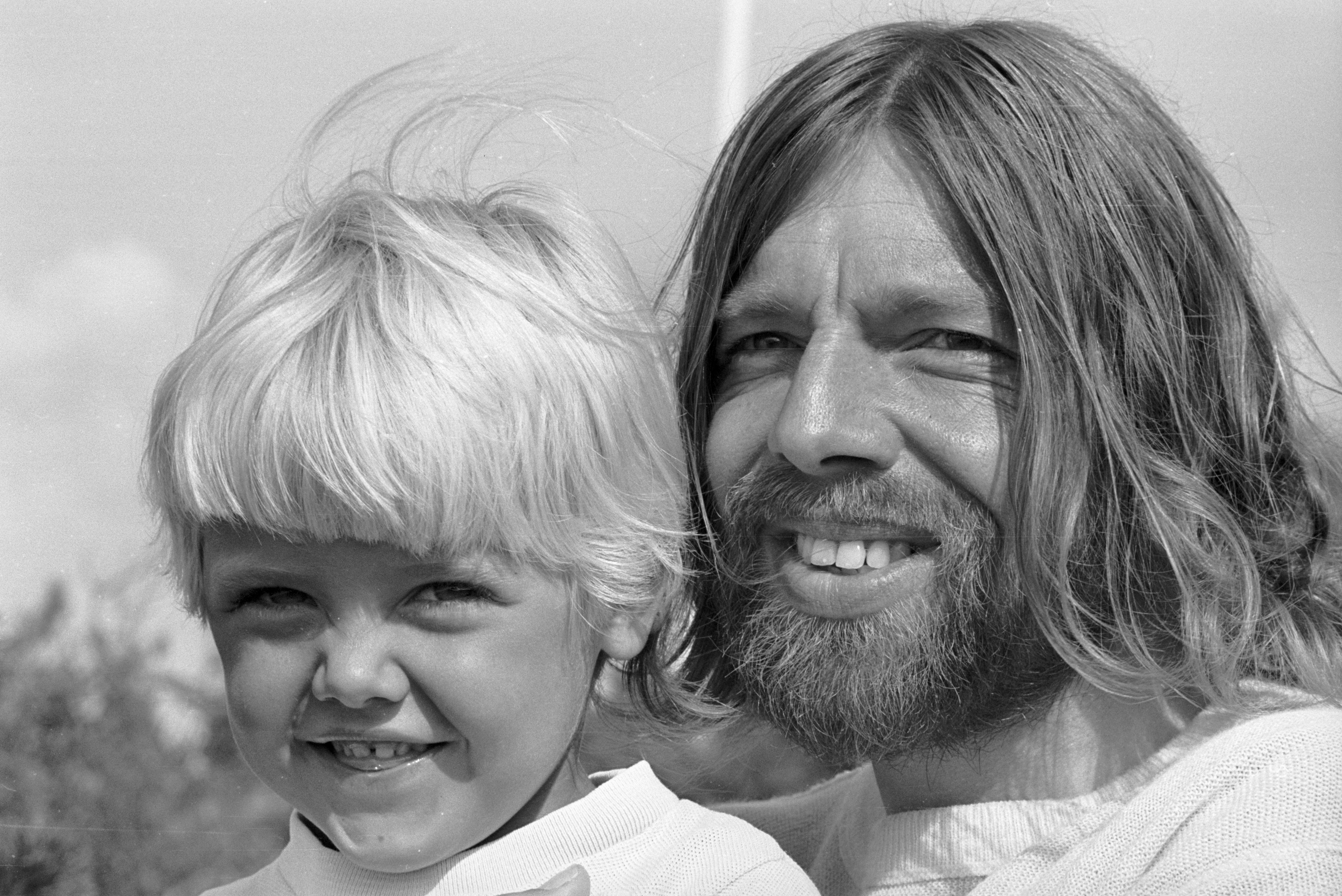 Tennisspilleren og multikunstneren Torben Ulrich sammen med sønnen Lars Ulrich ( senere trommeslager i Metalica) i sommerhuset.; The Danish tennisplayer and artist Torben Ulrich "( 1928 -)with his som Lars Ulrich.