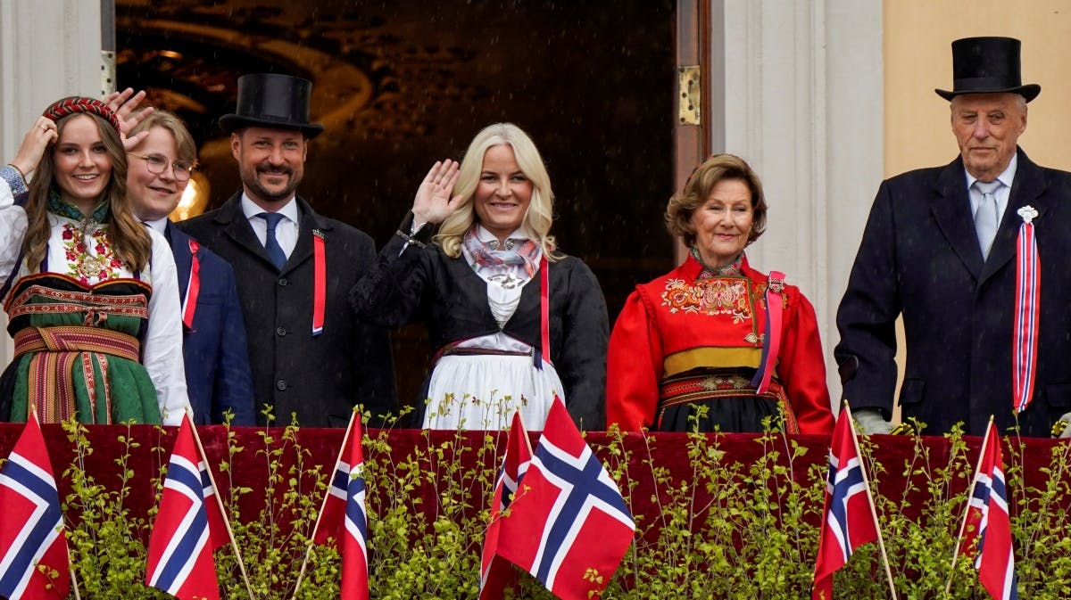 Prinsesse Ingrid Alexandra, prins Sverre Magnus, kronprins Haakon, kronprinsesse Mette-Marit, dronning Sonja og kong Harald.&nbsp;