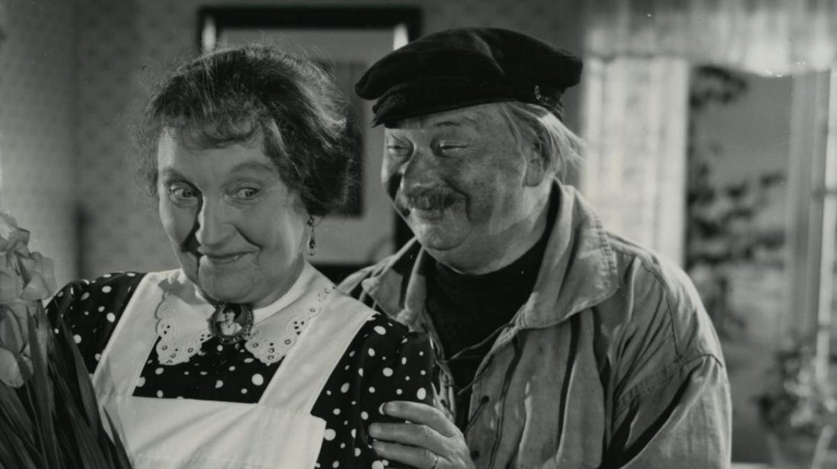 Christian Arhoff over for Helga Frier i "Det skete på Møllegaarden". 