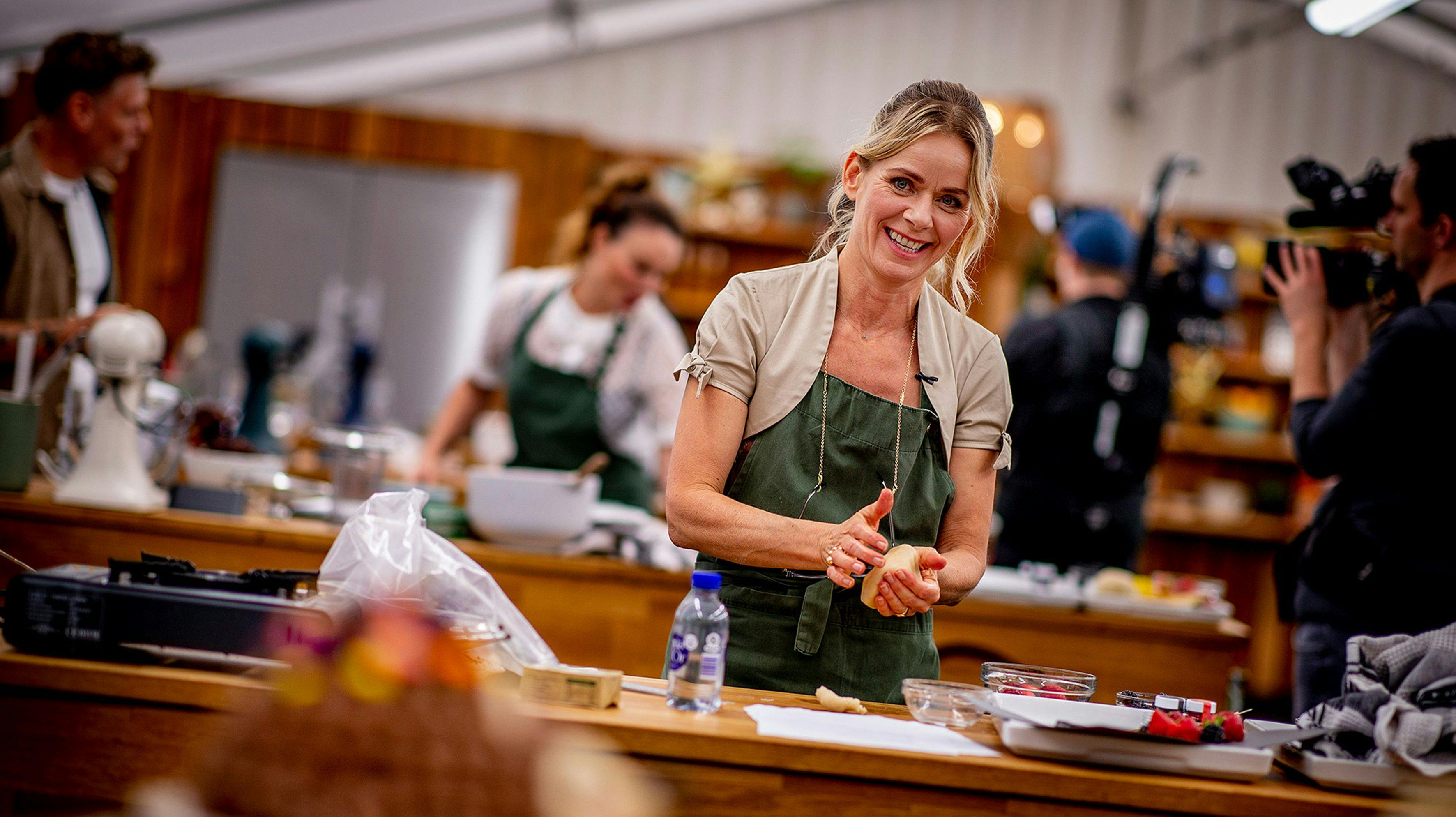 Anne Glad i "Den store bagedyst – med stjernedrys". 