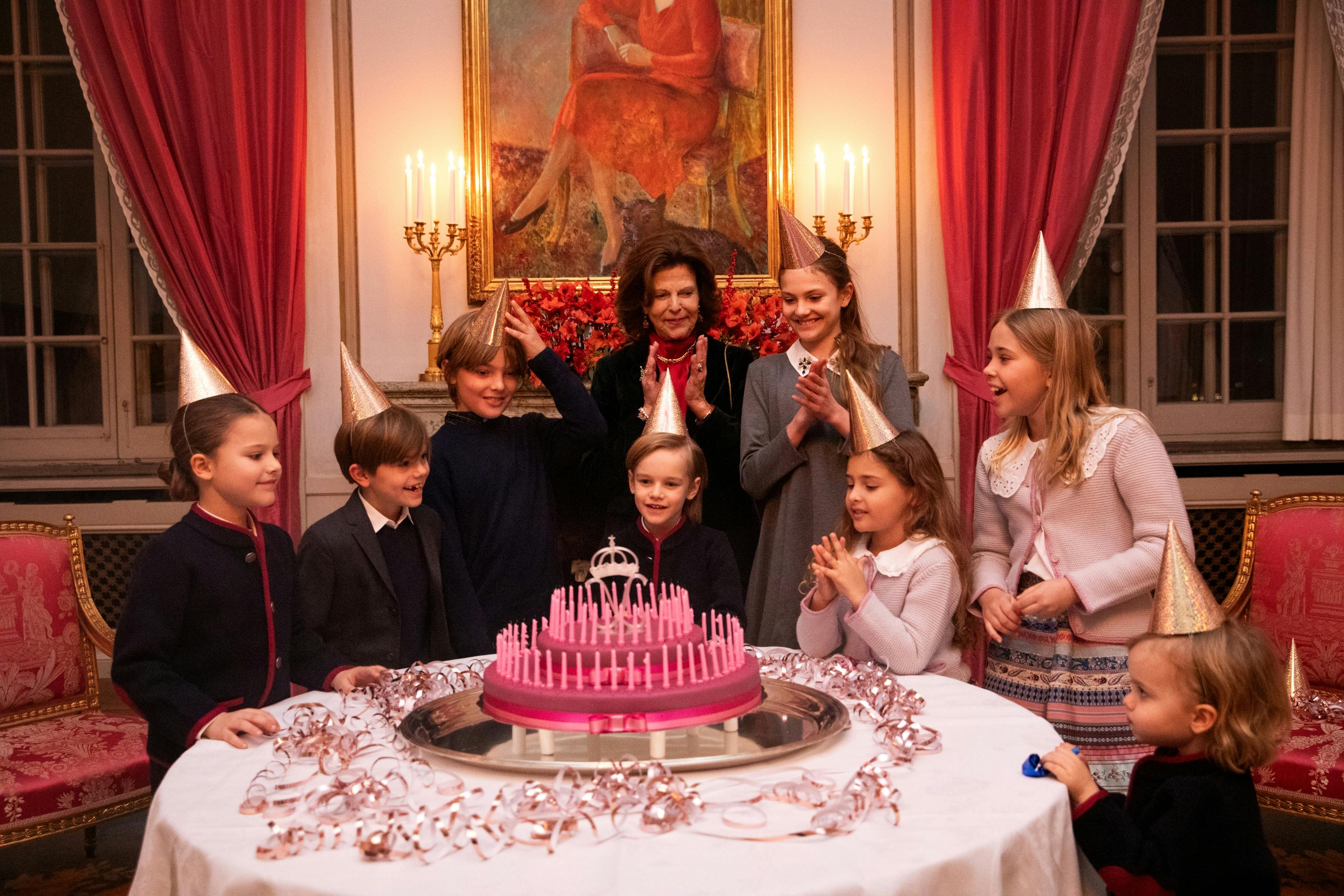 Tårtkalas för DrottningenInför Drottningens 80-årsdag överraskade hennes barnbarn med ett tårtkalas på Kungl. Slottet.Prins Alexander, Prins Oscar, Prins Nicolas, Prins Gabriel, Prinsessan Estelle, Prinsessan Adrienne, Prinsessan Leonore och Prins Julian överraskade Drottningen på Kungl. Slottet