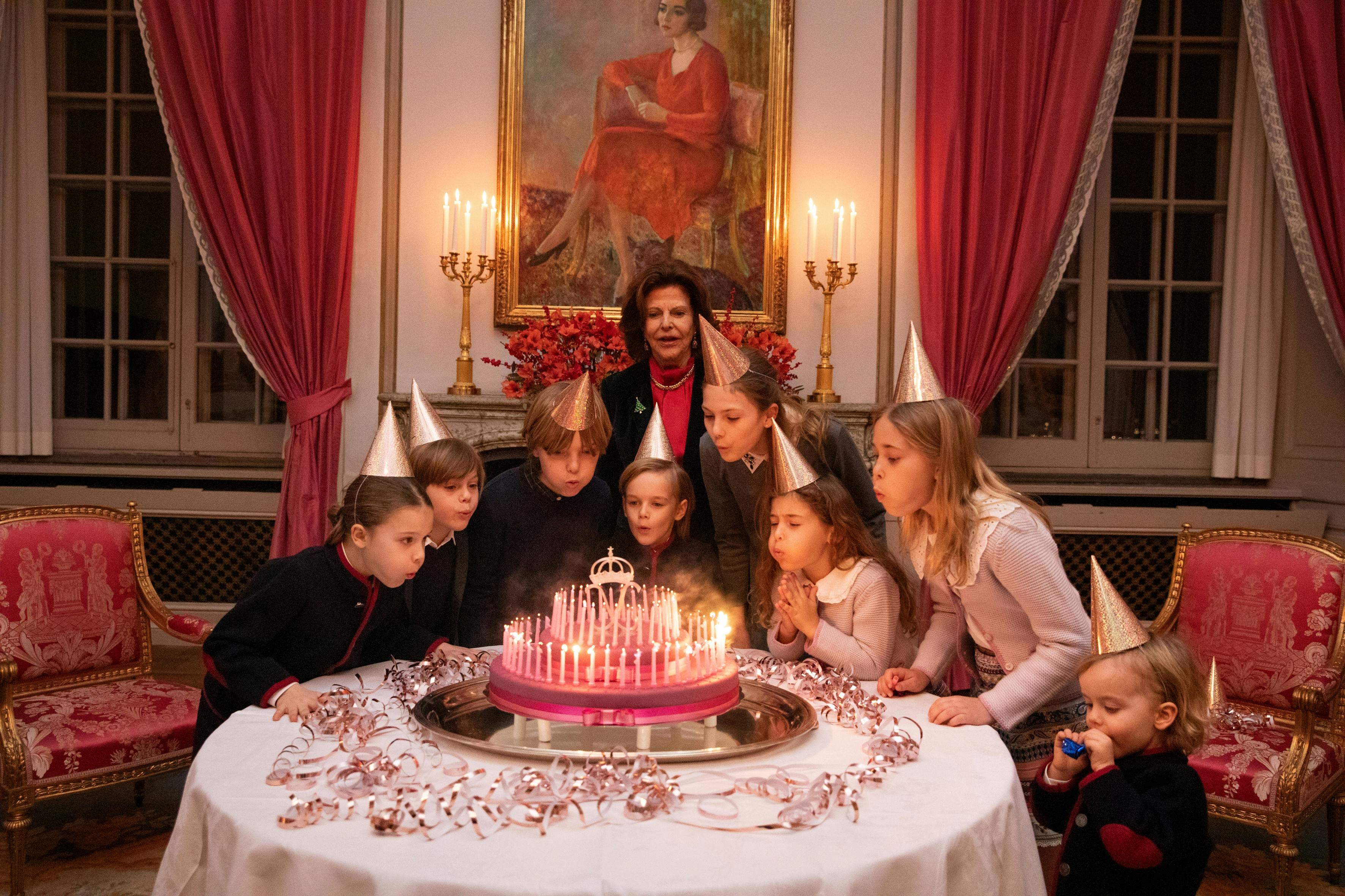 Tårtkalas för DrottningenInför Drottningens 80-årsdag överraskade hennes barnbarn med ett tårtkalas på Kungl. Slottet.Prins Alexander, Prins Oscar, Prins Nicolas, Prins Gabriel, Prinsessan Estelle, Prinsessan Adrienne, Prinsessan Leonore och Prins Julian överraskade Drottningen på Kungl. Slottet
