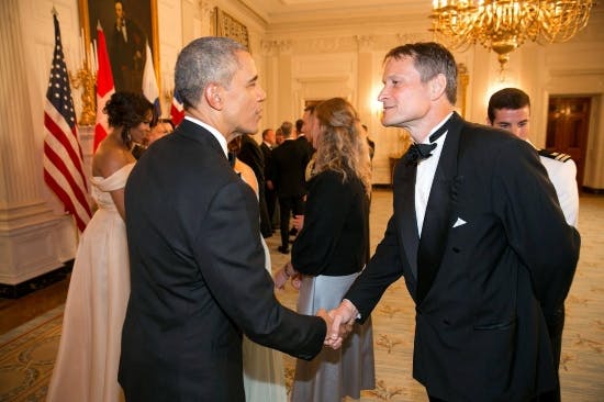 Claus Meyer hilser på præsident Obama - i baggrunden ses Michelle Obama