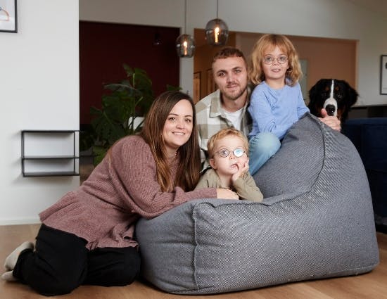 Nalina og Noor sammen med deres forældre og hunden Otto.