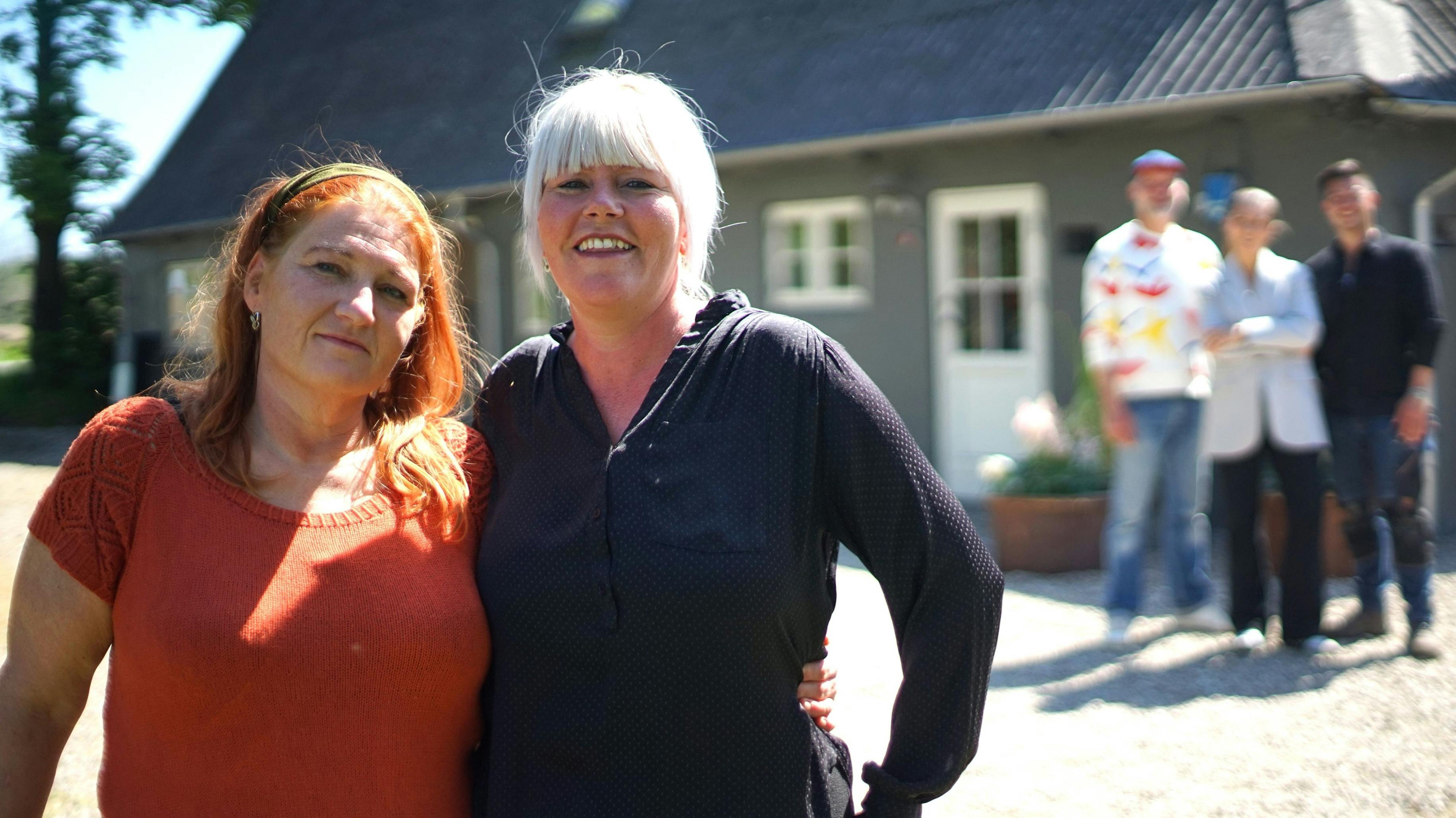 Signe (til højre) og veninden Dorte i "I hus til halsen".