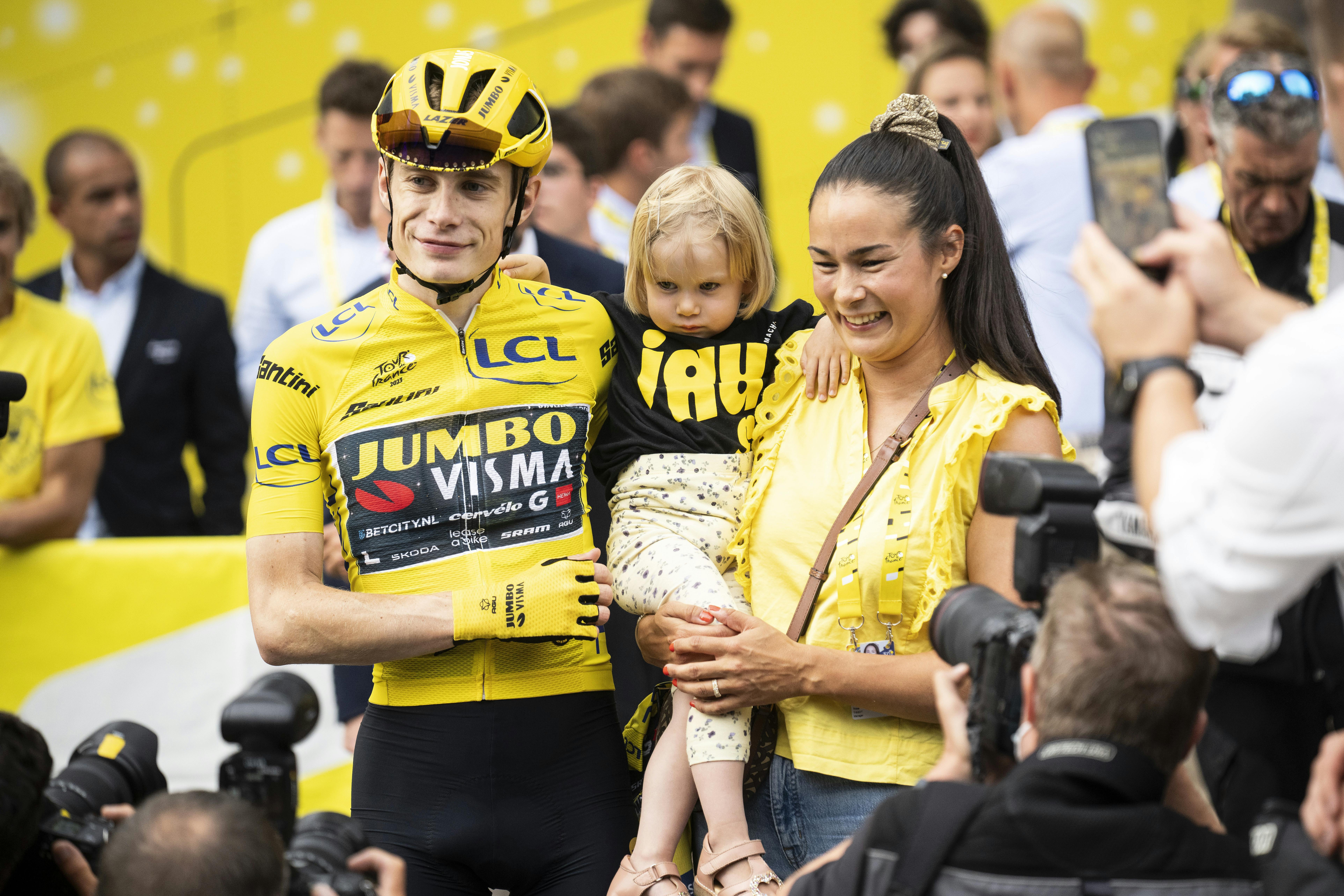 Jonas Vingegaard stiller op til familiefoto, lige efter han er kommet i mål som vinder, sammen med Trine Marie Hansen og deres datter Frida - Rytterne i aktion på sidste etape i årets Tour de France i Paris søndag den 23. juli 2023.. (Foto: Bo Amstrup/Ritzau Scanpix)