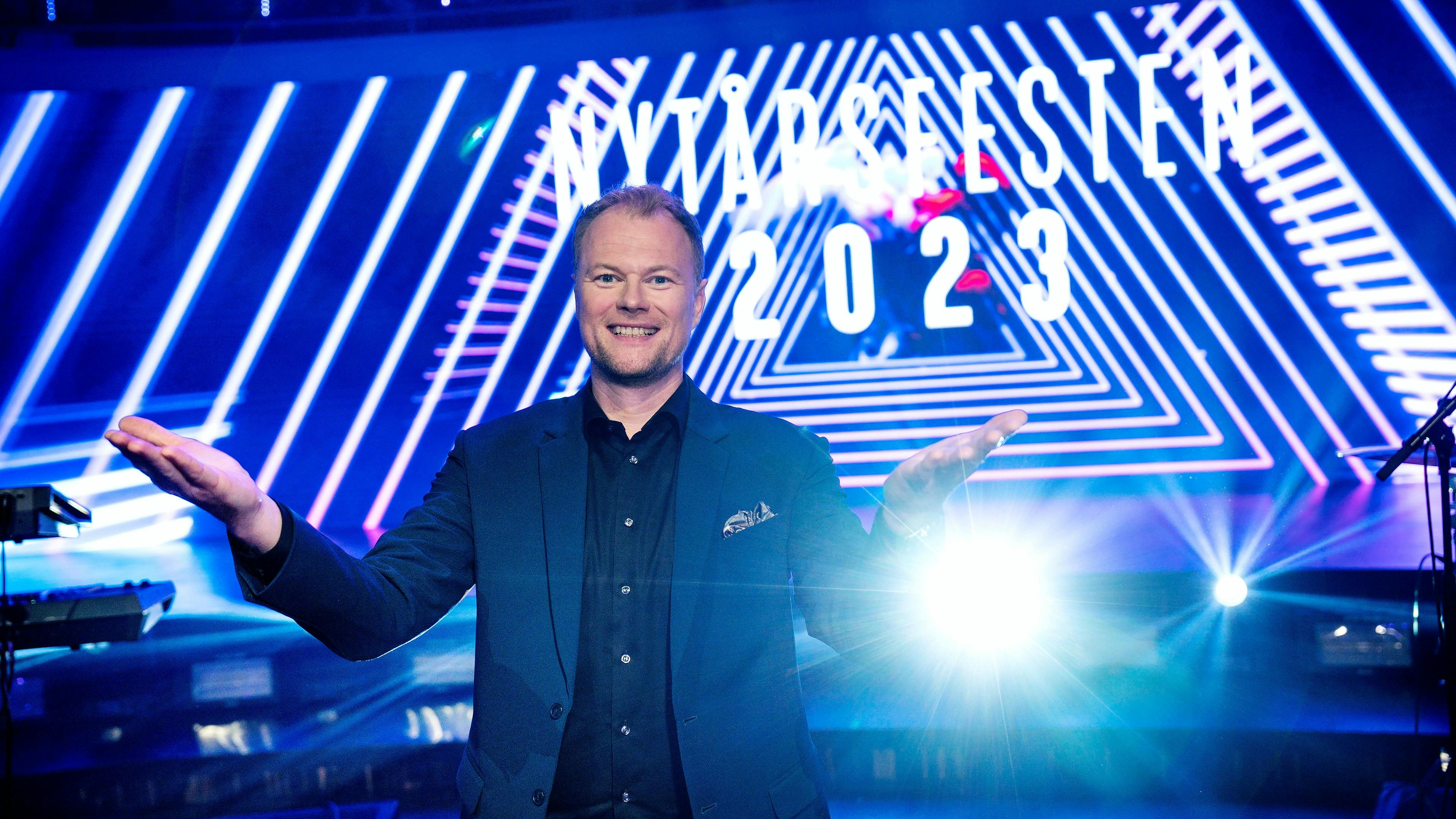 Vært Christian Degn har samlet det vildeste soundtrack til din aften i 'Nytårsfesten 2023' på TV 2 den 31. december.