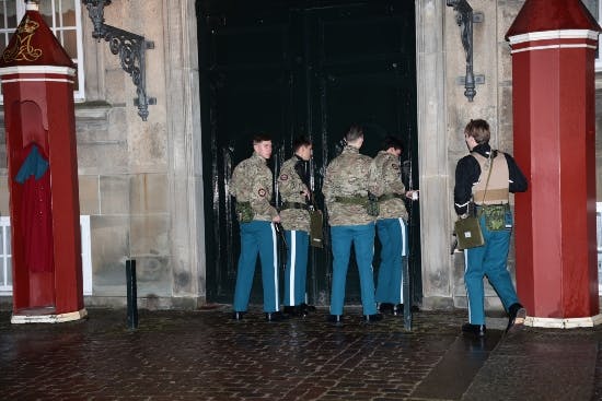 Livgarden i aktion ved palæet