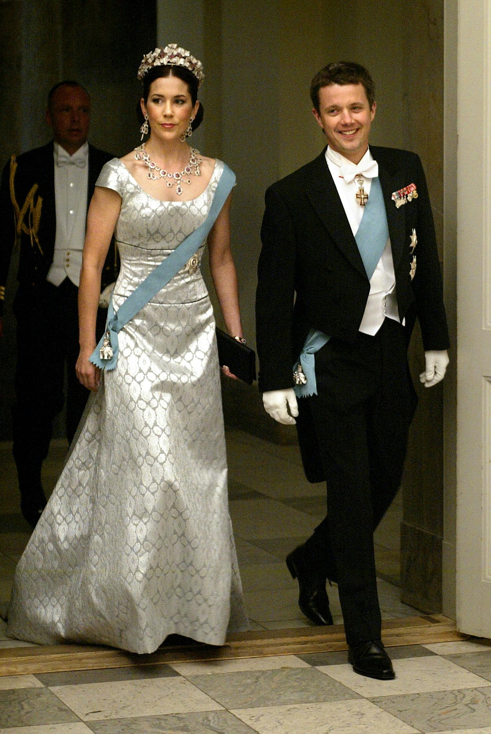 Mary Donaldson og Kronprins Frederik ankommer til gallamiddag på Christiansborg i anledning af det forestående royale bryllup.