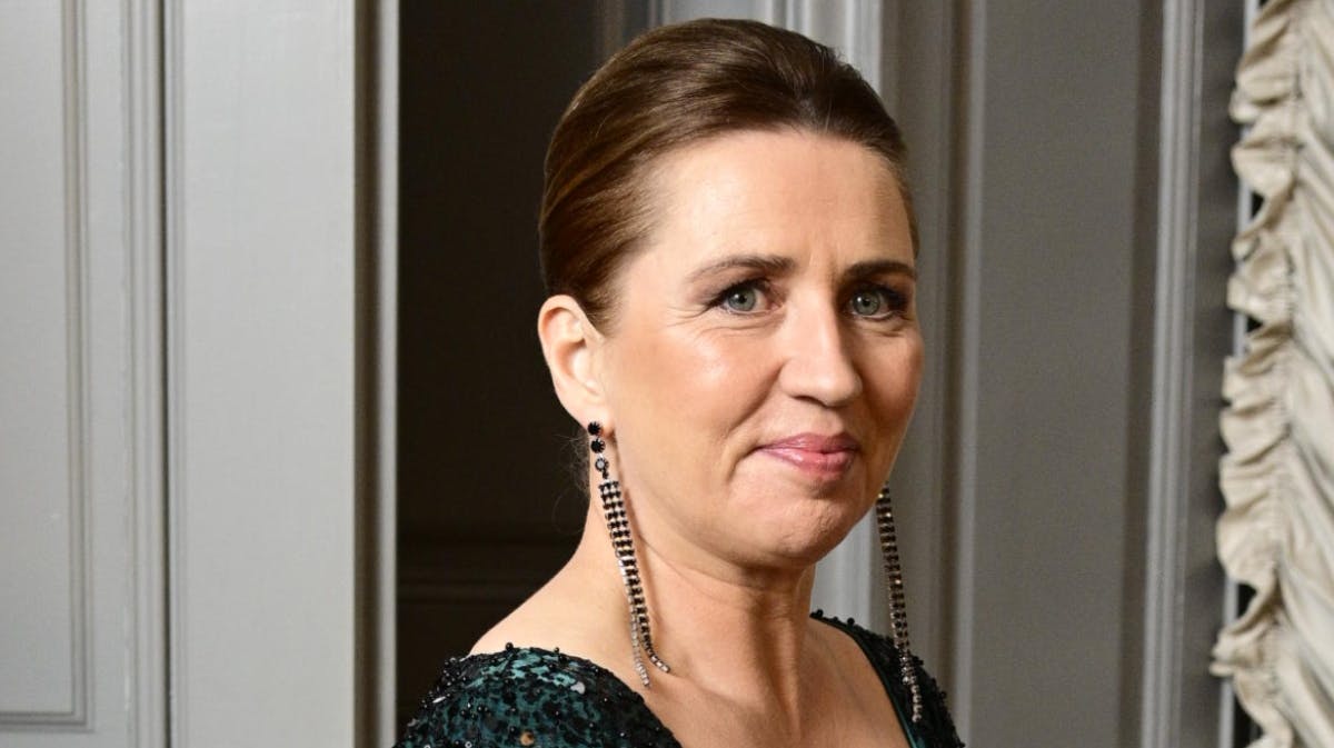 Statsminister Mette Frederiksen i glamourøs stil. 