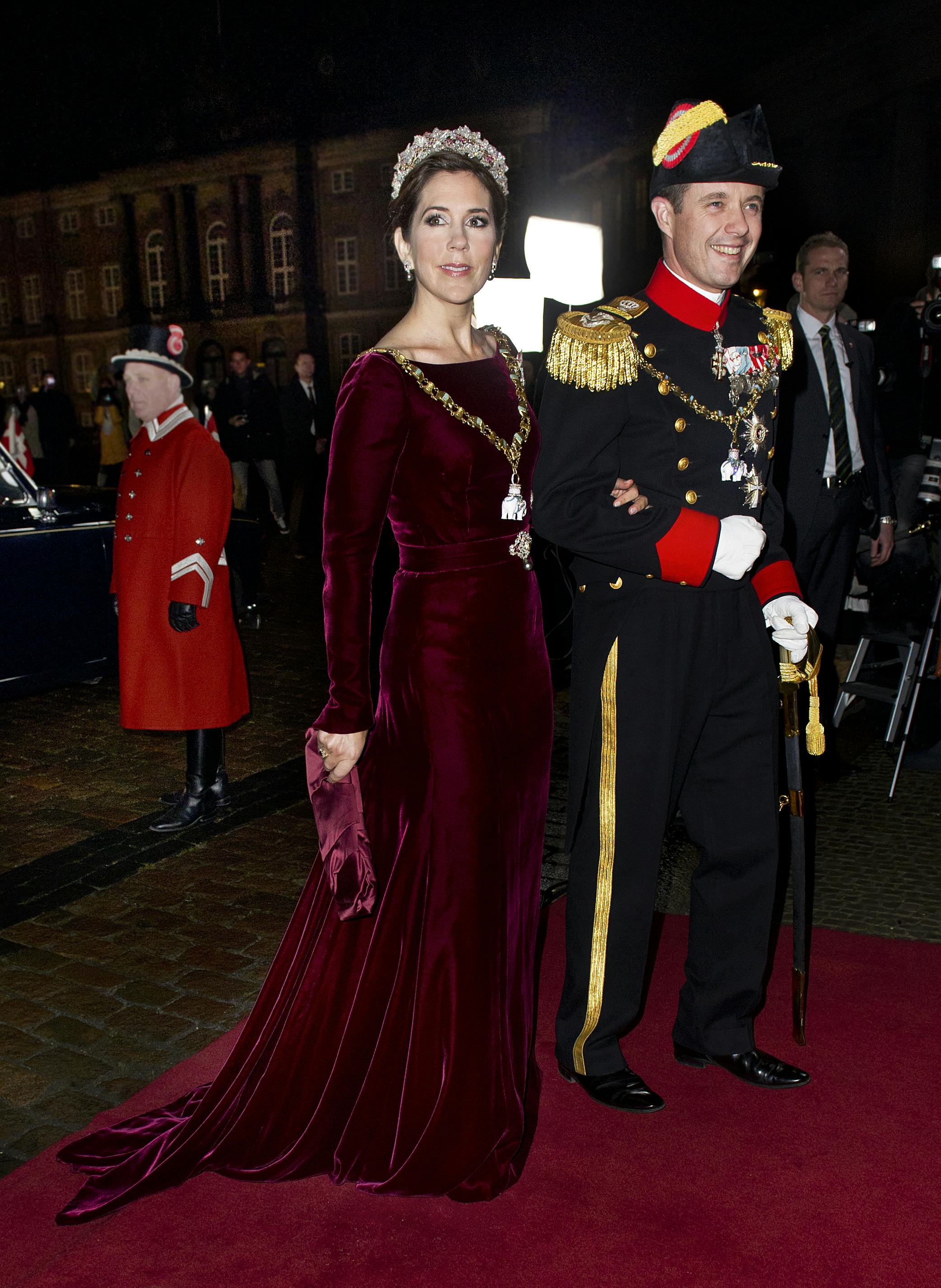 Den store nytårskur 2012. Regentparret holder nytårskur og -taffel for regeringen, repræsentanter for det officielle Danmark og hoffet på Amalienborg - Kronprins Frederik i Søværnets gallauniform og elefantorden og kronprinsesse Mary i vinrød silkevelourkjole af Birgit Hallstein og hertil rubindiadem og elefantorden. Kjolen bar kronprinsesse Mary første gang til nytårskur i 2007 (genbrug) - Dato: 01.01.2012 - Foto: Hanne Juul