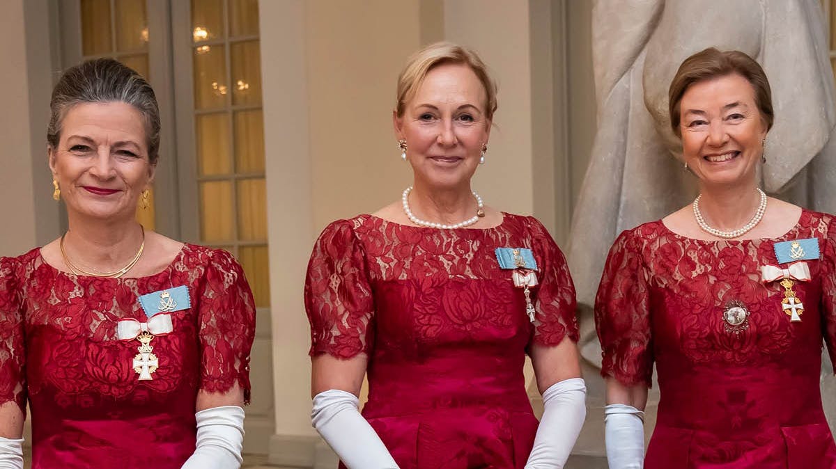 Tre af dronning Margrethes fire hofdamer. 