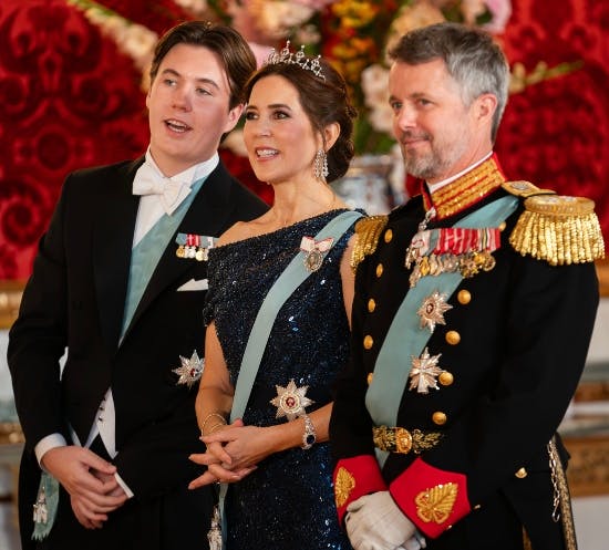 Kronprins Fredrik og kronprinsesse Mary med prins Christian.