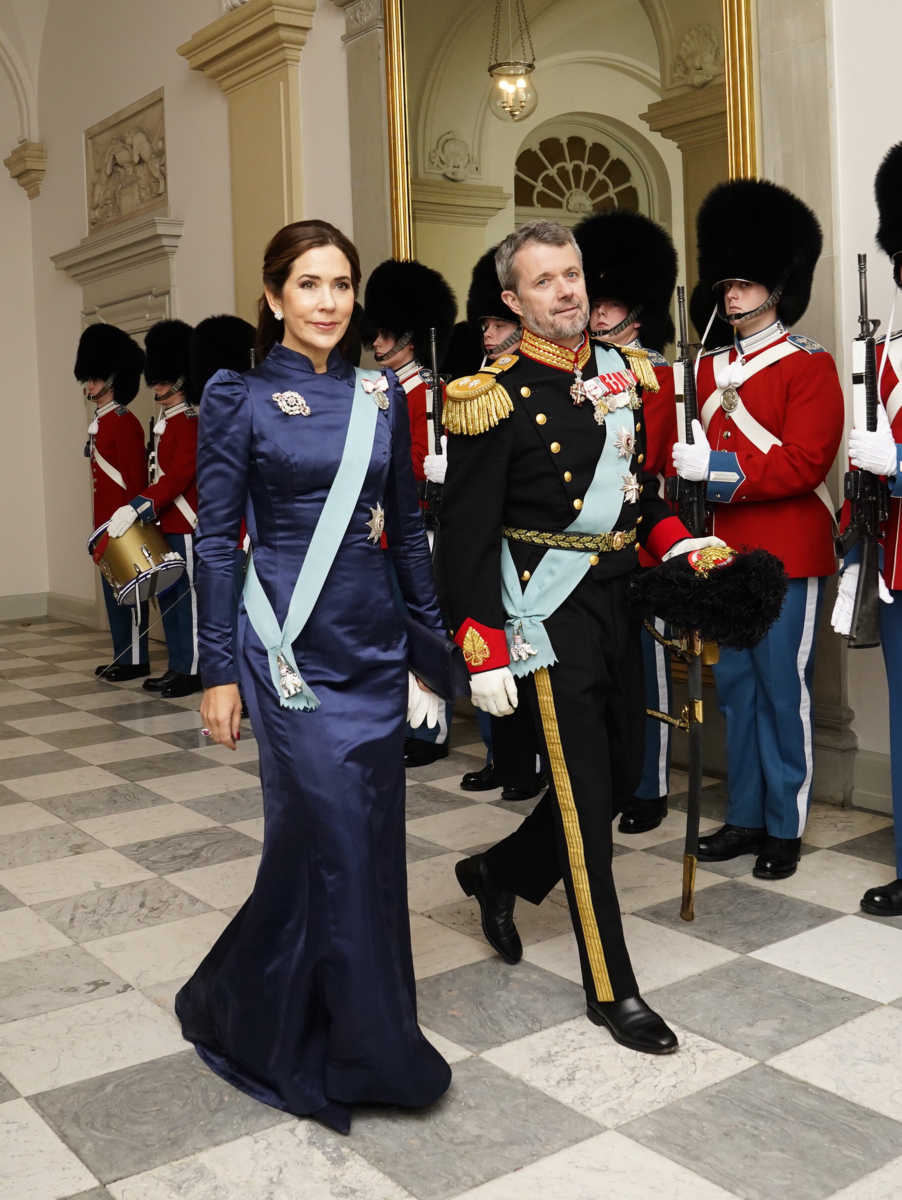 Her Er Det Første Billede Kronprins Frederik Og Kronprinsesse Mary Ankommer Til Nytårskur På 