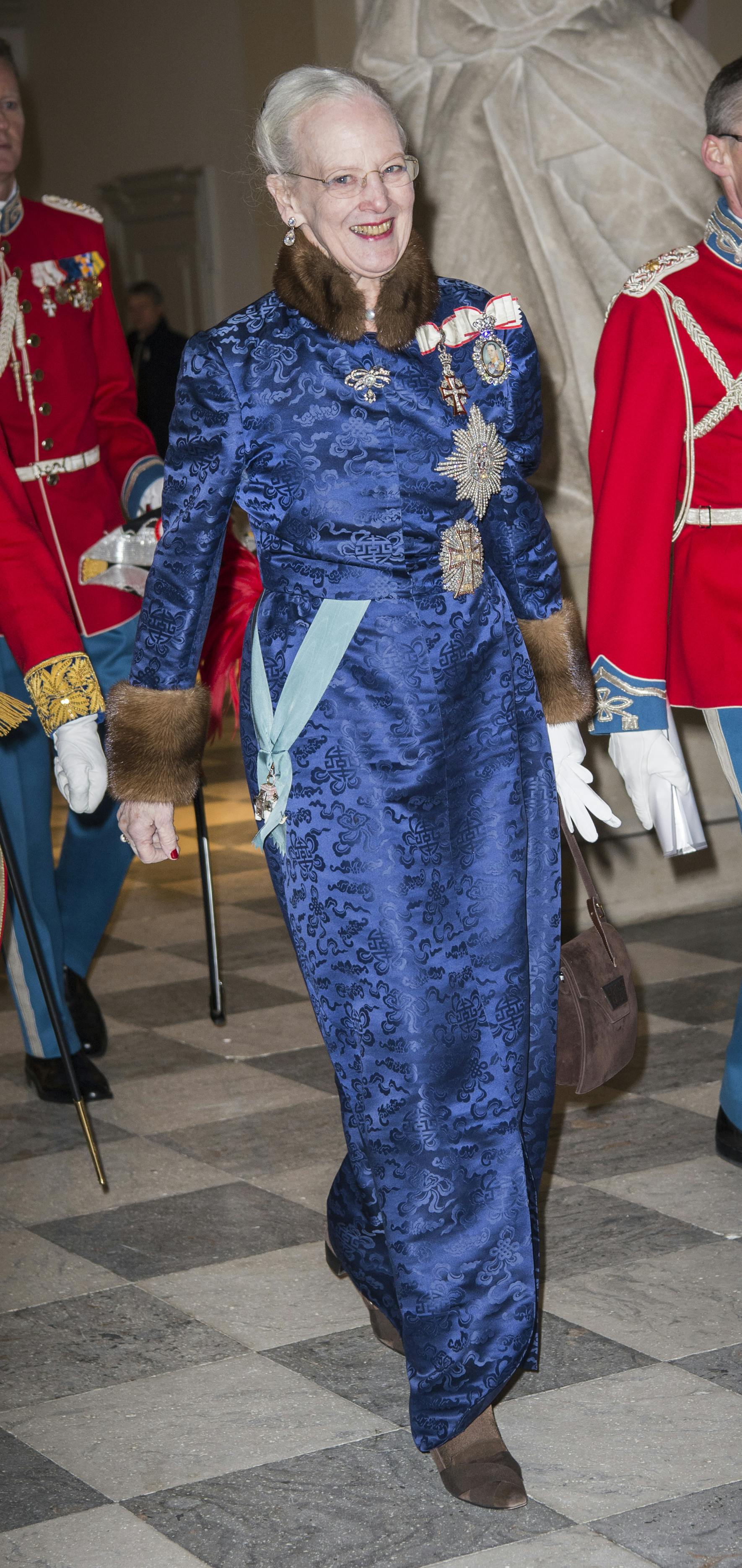 Dronningen afholder nytårskur for det diplomatiske korps på Christiansborg Slot den 5. januar 2016 efter at prins Henrik er gået på pension. Dronningen ankommer alene.  Dronningen bærer den smukke blå brokadekjole kantet med mink, som hun hvert år bærer til de to nytårskure på Christiansborg. Hertil bærer hun elefantordenen. 
