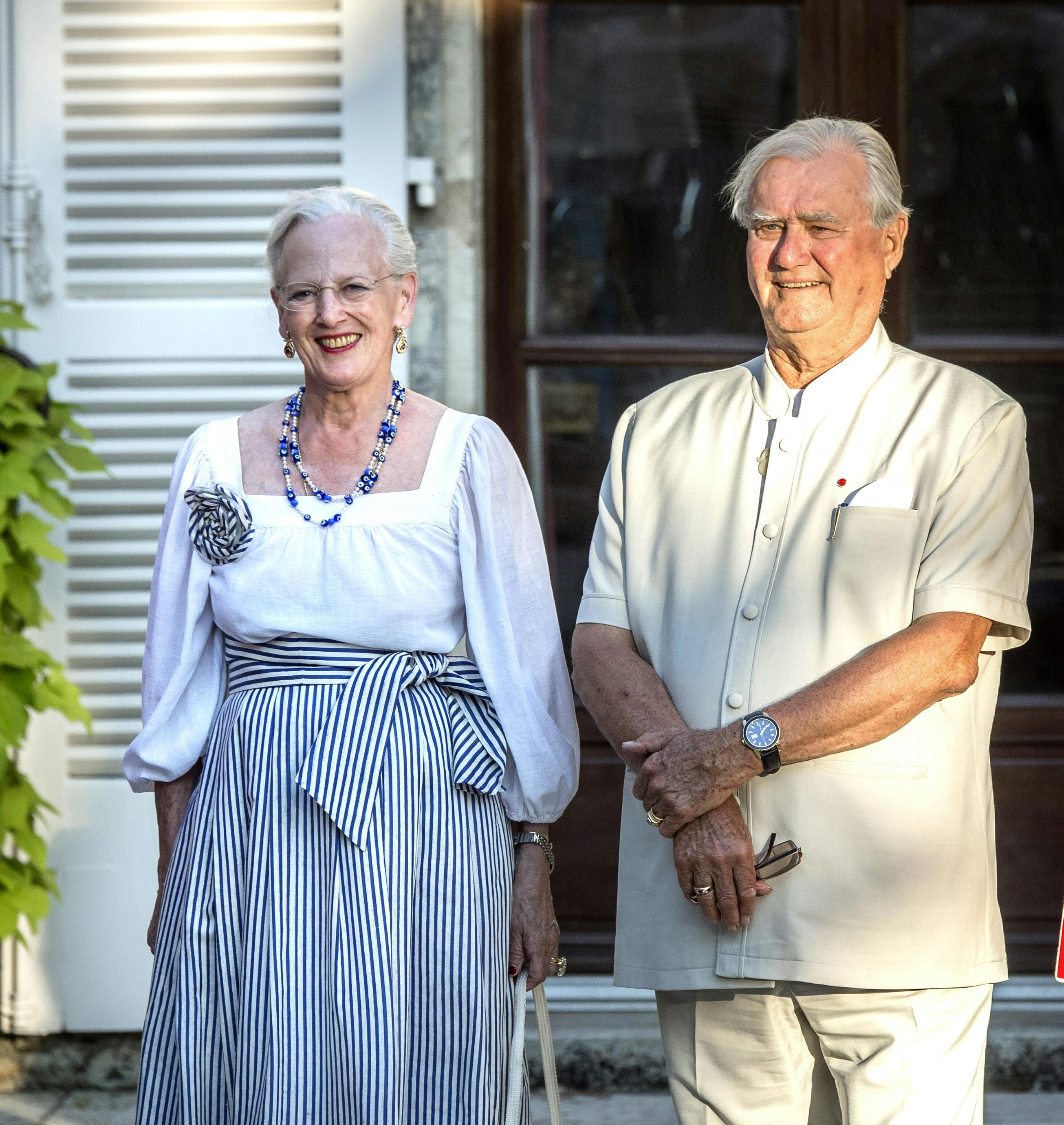 *** EKSKLUSIV *** Regentparret holder sommerferie på deres vinslot Chateau de Cayx / Caïx i Frankrig, hvor de er værter ved den årlige slotskoncert med et ensemble fra den Kongelige Livgardes Musikkorps. 