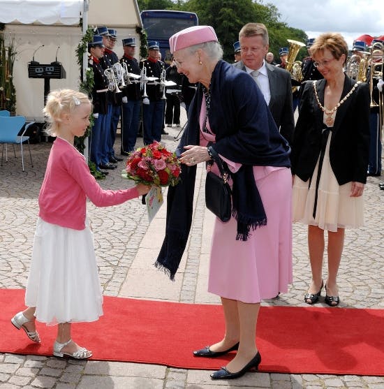 Dronning Margrethe får blomster ved ankomsten til Hjejlen.