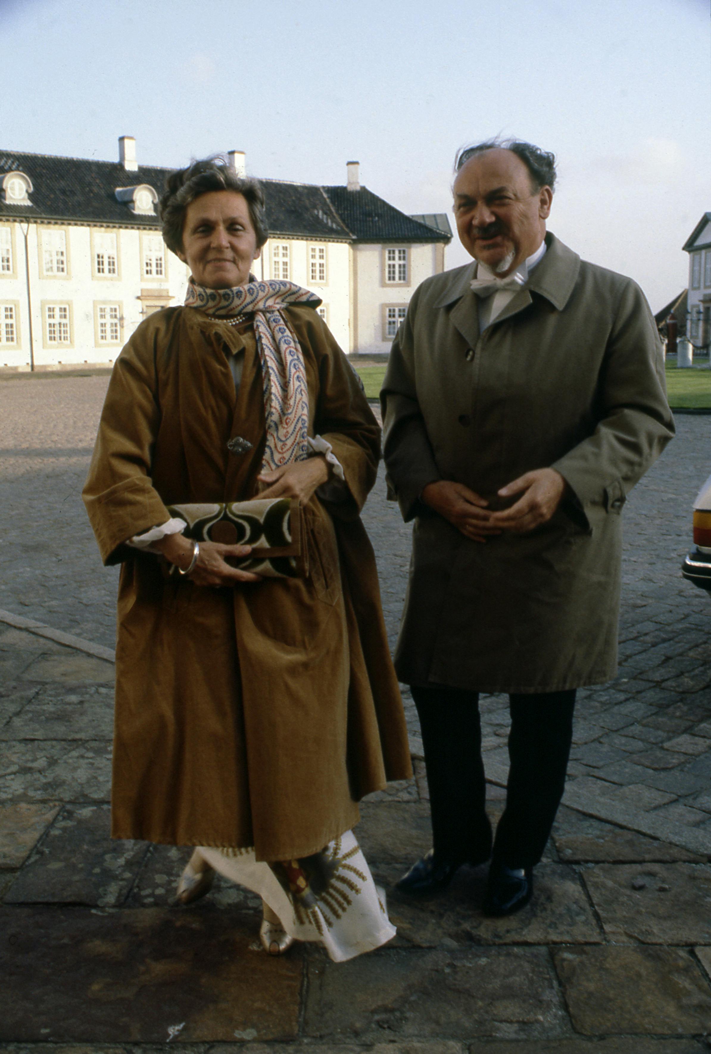 Frankrigs præsident François Mitterrand er på statsbesøg i Danmark i 1982. Statsminister Anker Jørgensen og fru Ingrid Jørgensen på vej til gallamiddagen på Fredensborg Slot. 
