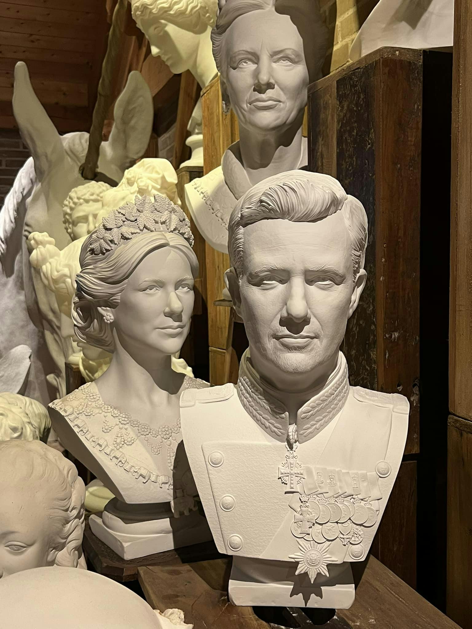 Jim Lyngvilds buster af dronningen, kronprinsen samt kronprinsessen.