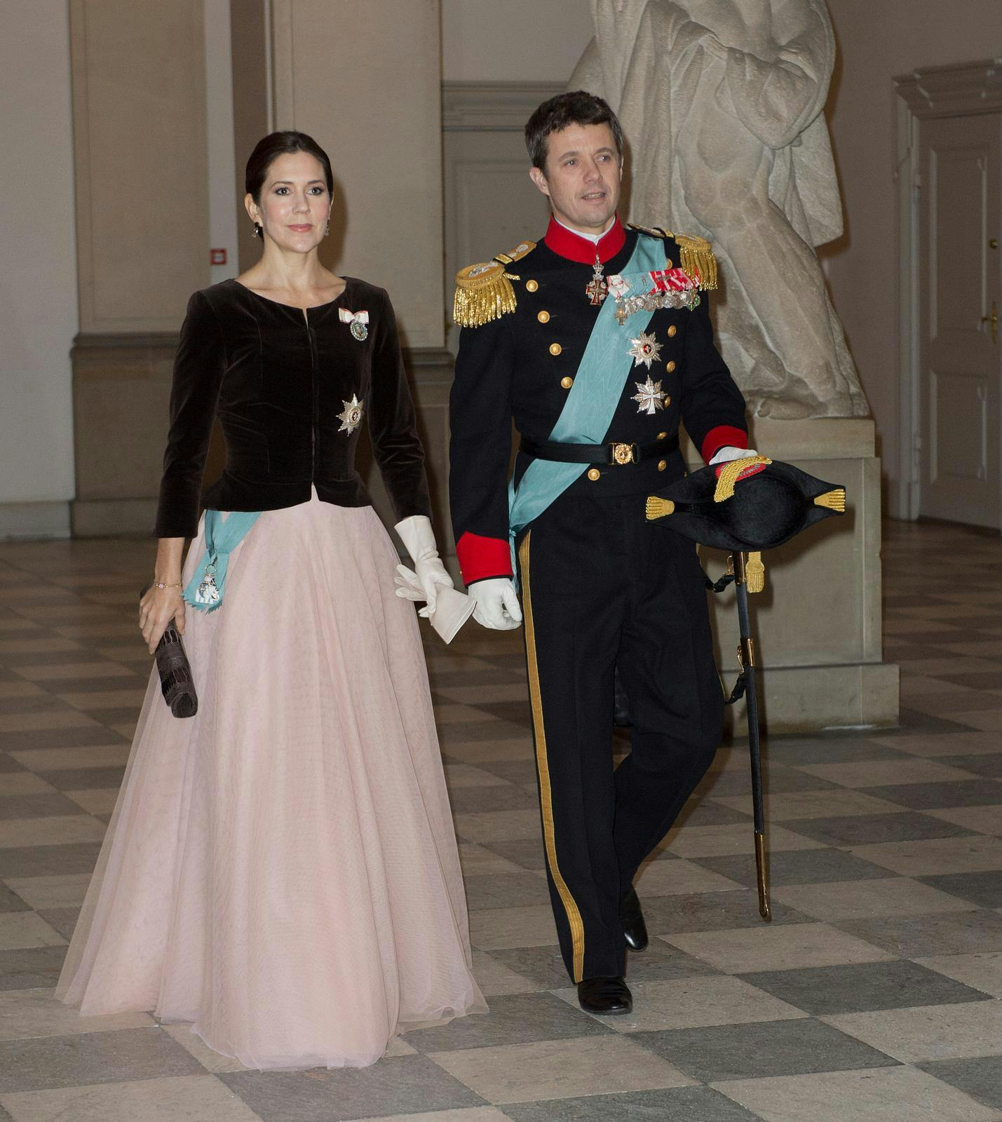 Kronprinsesse Mary og kronprins Frederik til nytårskur i 2013, hvor hun bar samme look som i 2010.