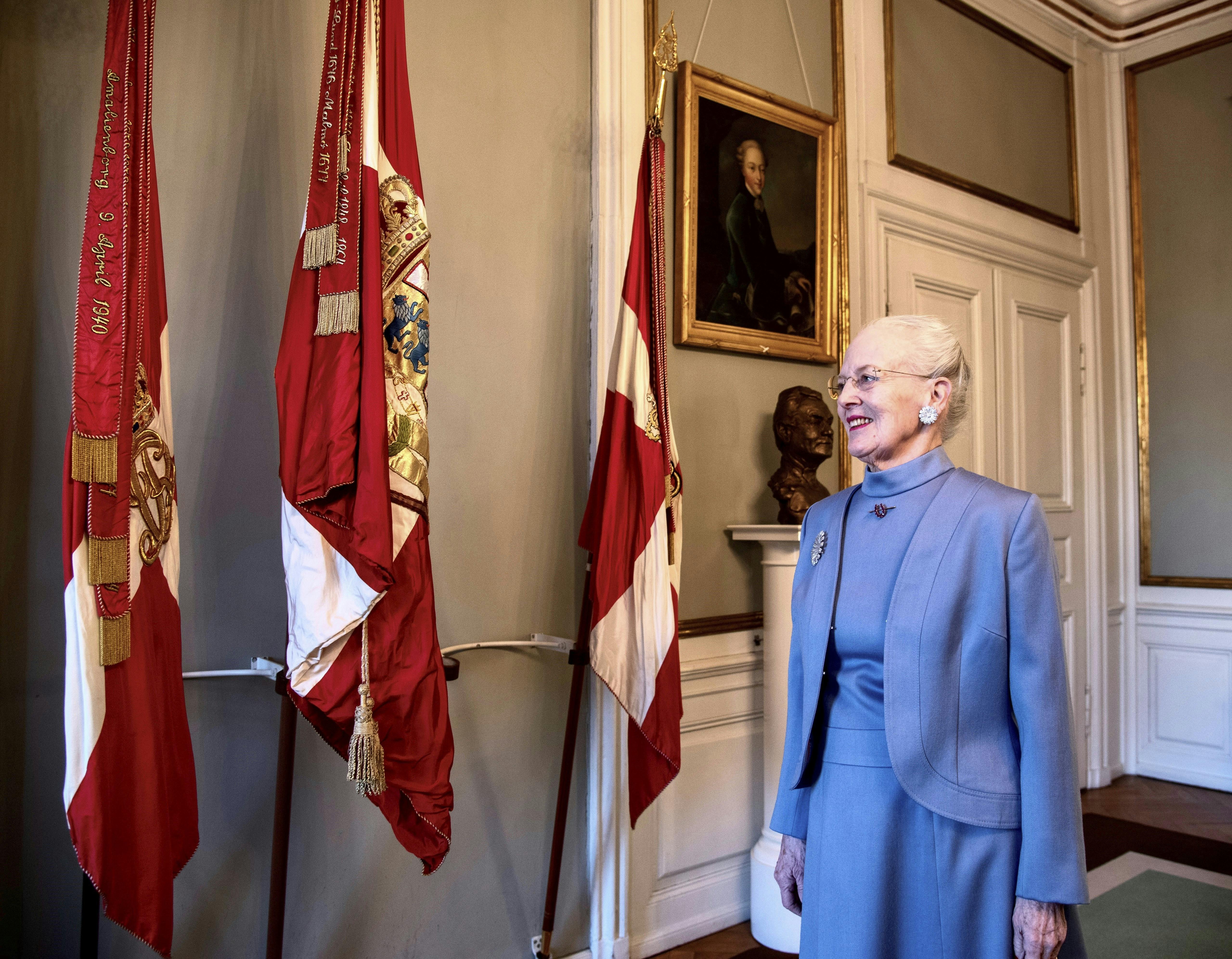 Dronning Margrethe foran de kongelige faner.&nbsp;